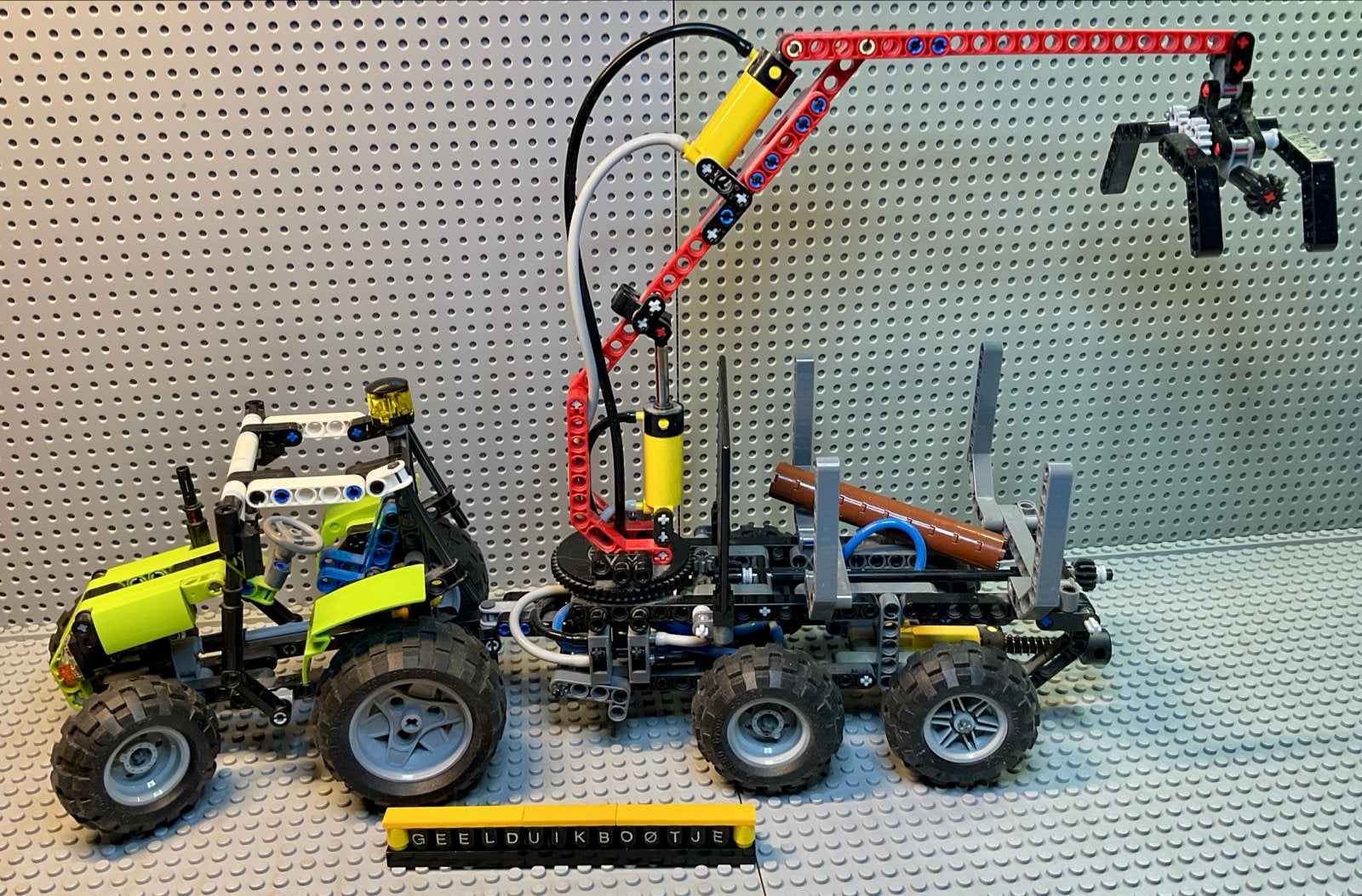 LEGO 8049 Technic Bosbouwtractor met Kraan en Grijper, Ophalen, Zo goed als nieuw