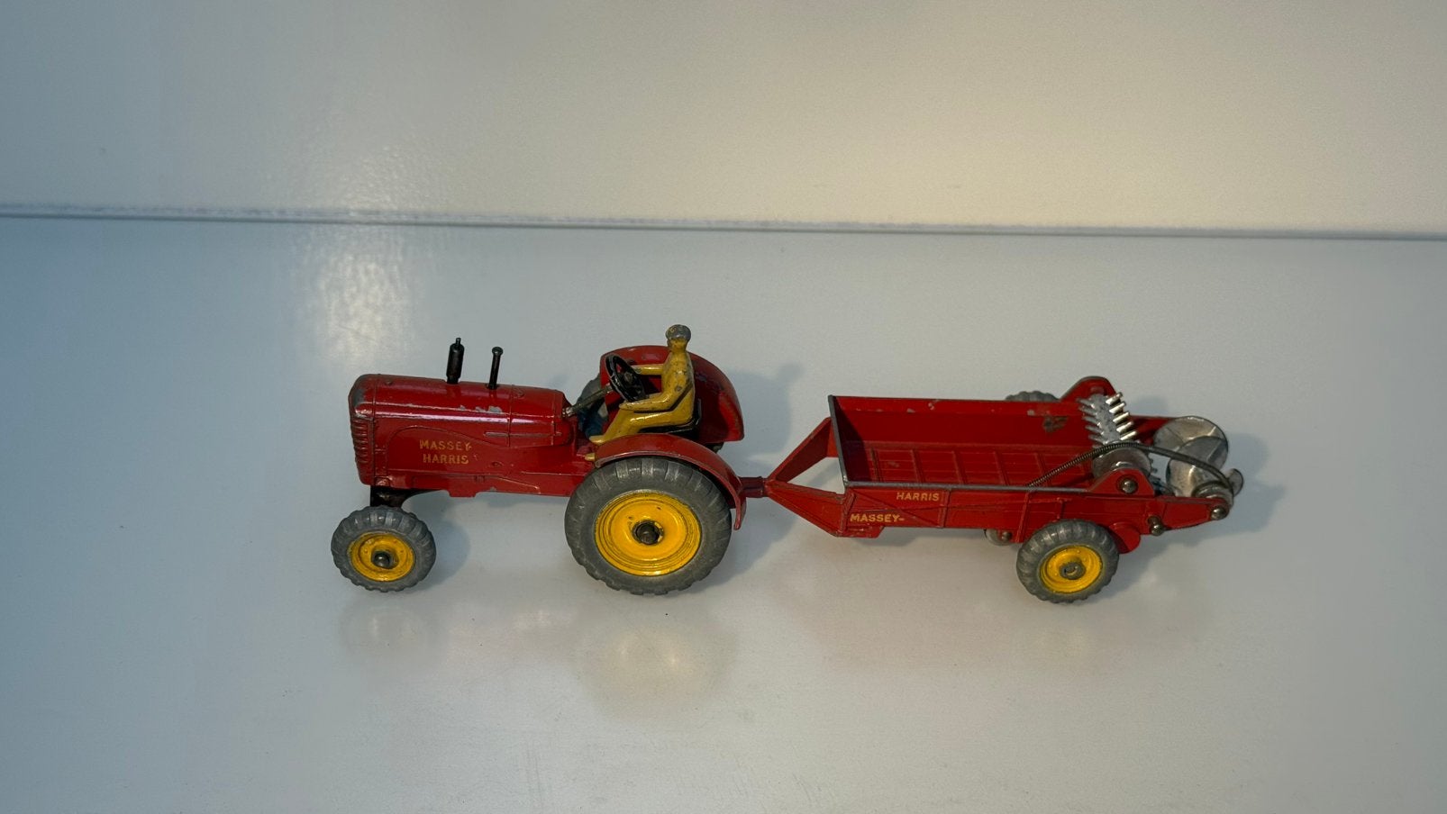 Dinky toys massey harris tractor met manure spreader 300, Ophalen of Verzenden, Zo goed als nieuw, Tractor of Landbouw