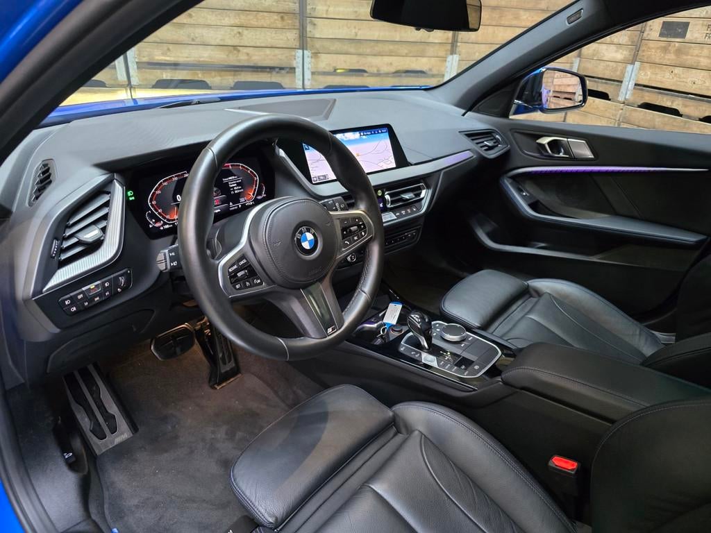 BMW 1-serie 118i High Executive Edition M-Sport Pano Leder N, Auto's, BMW, Gebruikt, Blauw, 3 cilinders, 695 kg