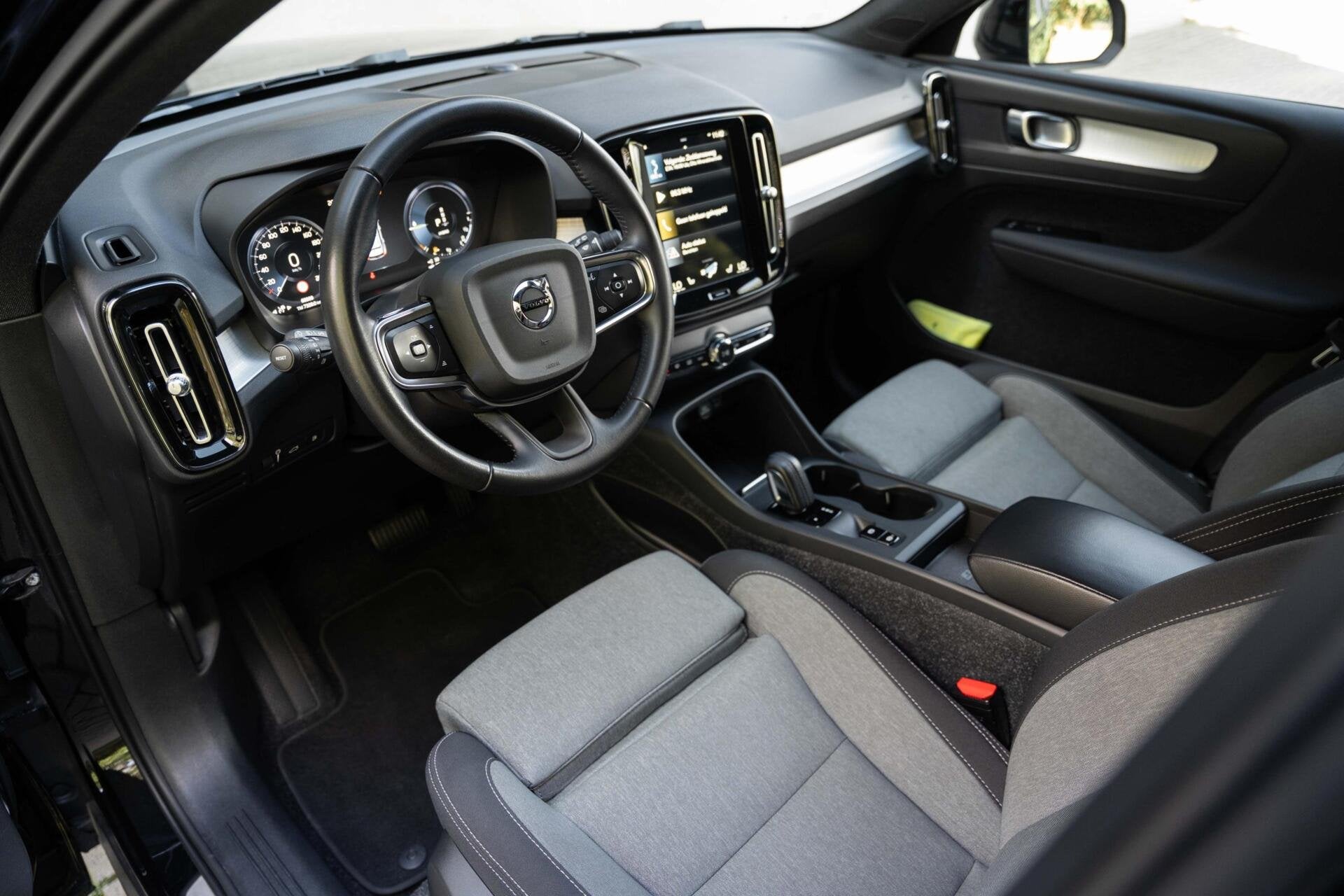 Volvo XC40 T5 R-Design Pilot Assist ACC BLIS Camera DAB 19'', Gebruikt, Automatische klimaatregeling, Zwart, Bedrijf