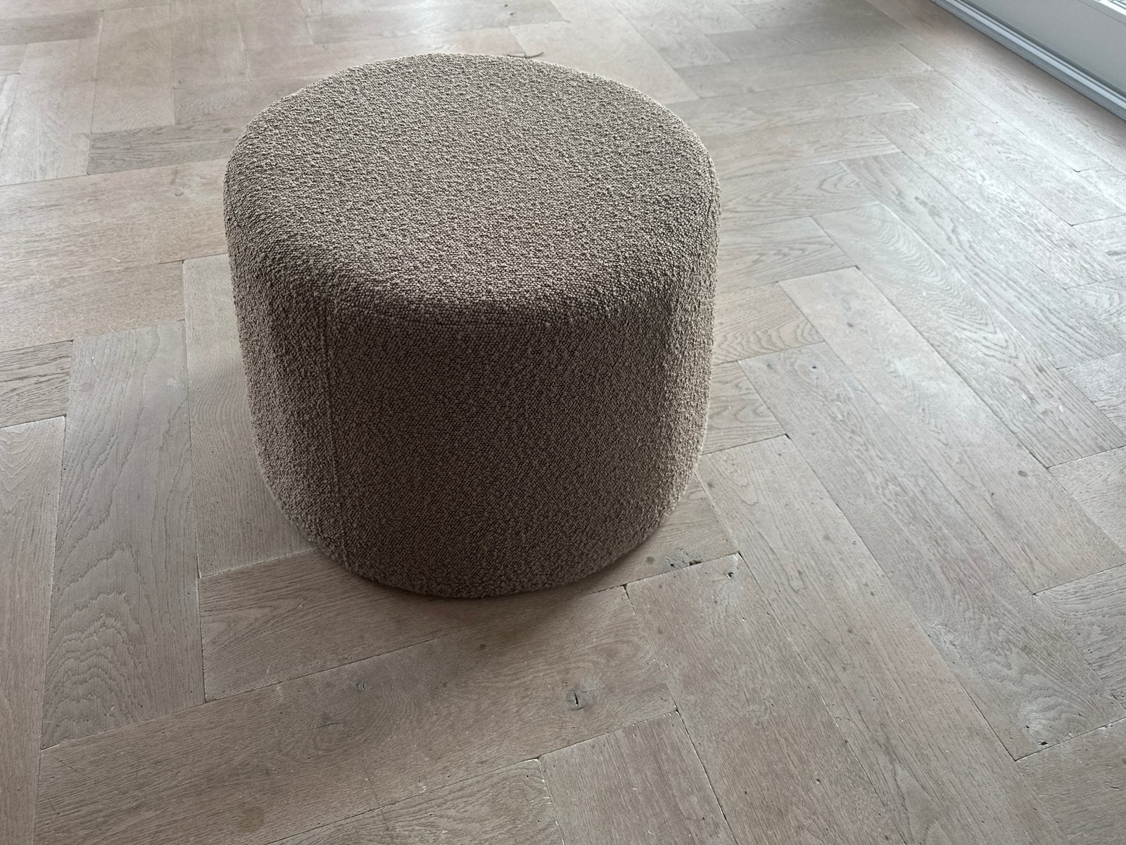 Moderne ronde poef - Bouclé stof, Huis en Inrichting, Ophalen, Minder dan 50 cm, Rond, Zo goed als nieuw