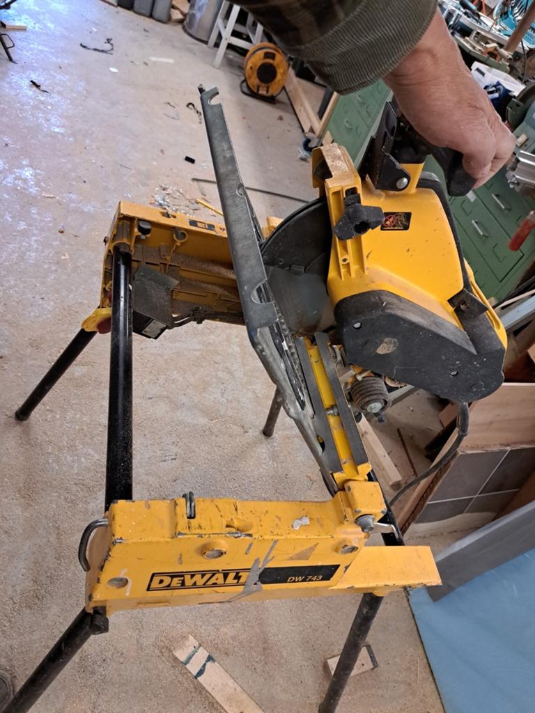 DeWalt kantelzaag, 70 mm of meer, Ophalen of Verzenden, Zo goed als nieuw, Afkortzaag