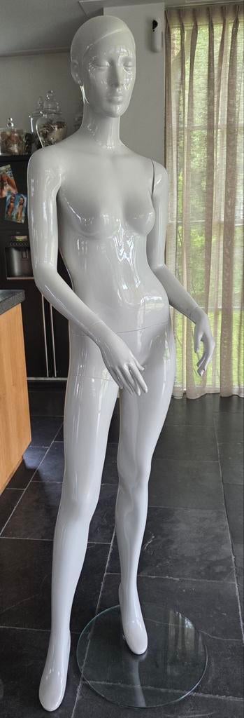 Witte etalagepop / paspop, Ophalen