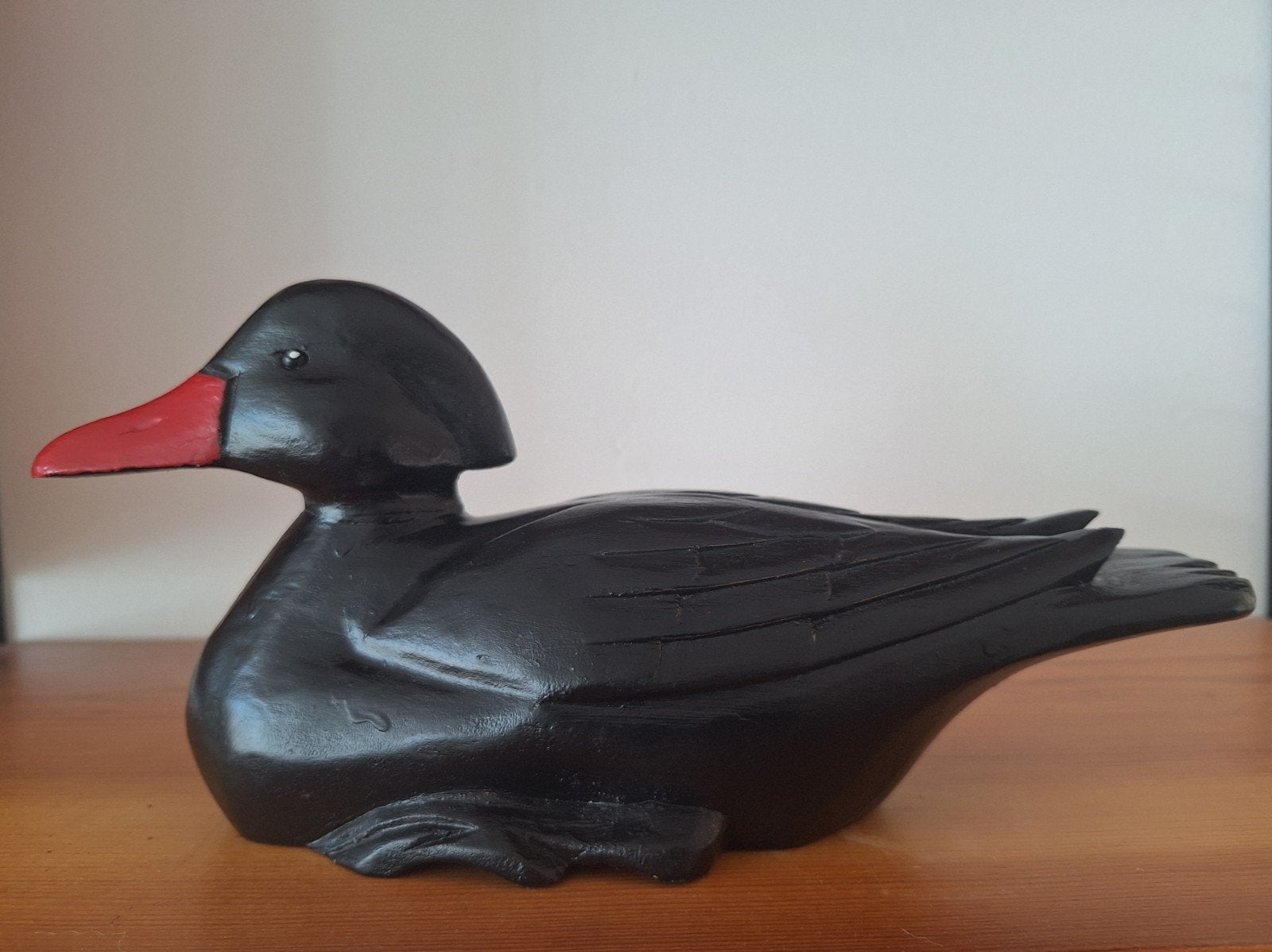 houten eend, lokeend  zwart met rode snavel, Ophalen of Verzenden, Beeldje of Figuurtje