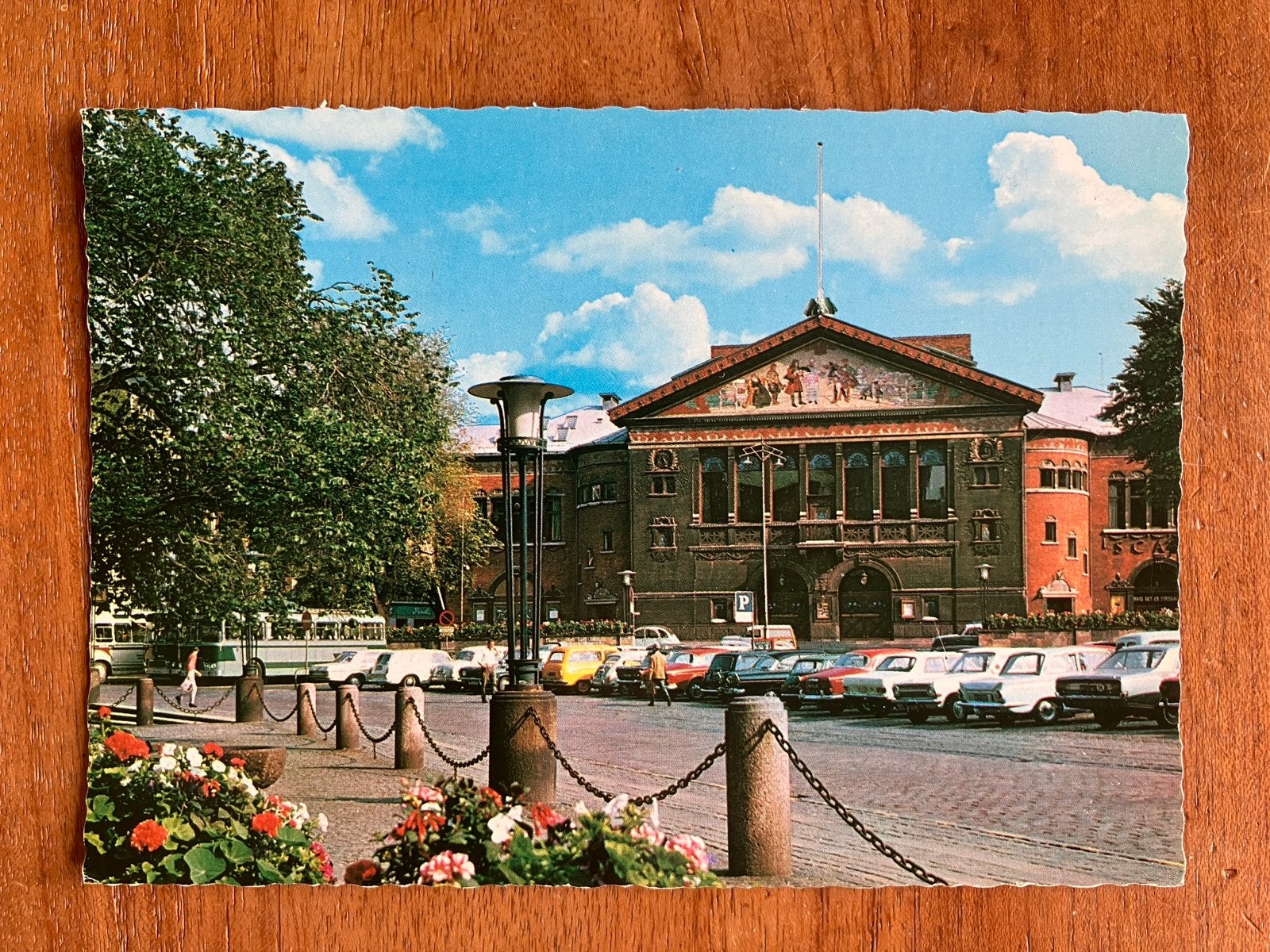 Oude auto’s bij het Aarhus Theater Denemarken, Ophalen of Verzenden, 1960 tot 1980, Ongelopen, Overig Europa