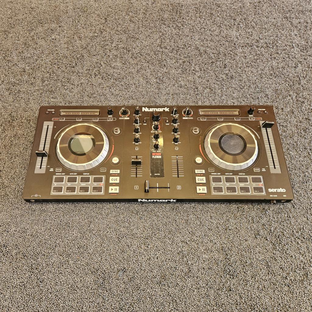 Numark Mixtrack Platinum DJ Controller in Goede Staat, Numark, Zo goed als nieuw, Support@numark.com, Numark Industries
200 Scenic View Drive
Cumberland, RI 02864-1813
USA
