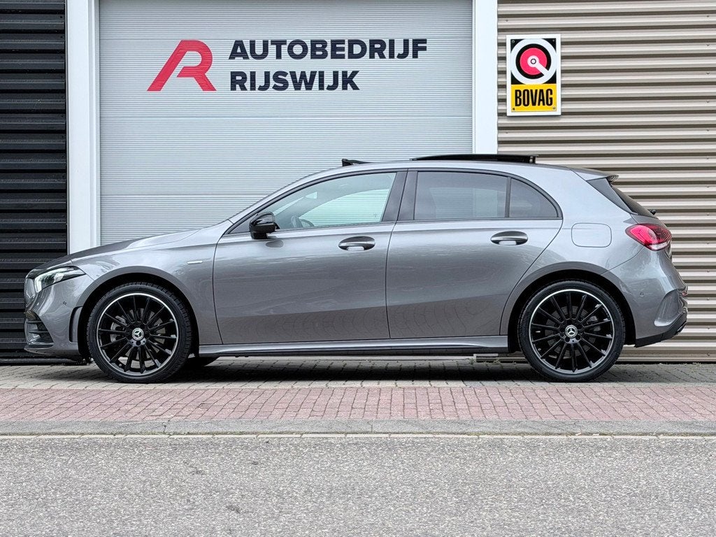 Mercedes-Benz A-klasse 250 e AMG Line Pano/Camera/Sfeer, Auto's, Mercedes-Benz, 12 maanden, Gebruikt, 4 cilinders, Alcantara