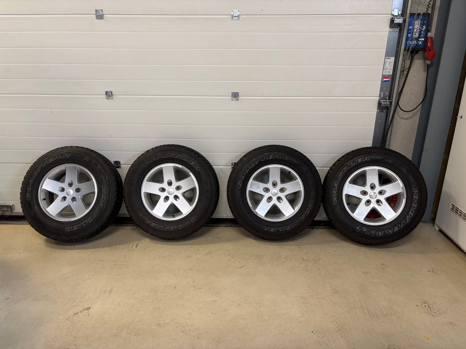 ZGAN SET BANDEN MET VELGEN JEEP WRANGLER JK/JL, Auto-onderdelen, 245 mm, Banden en Velgen, Nieuw, 17 inch