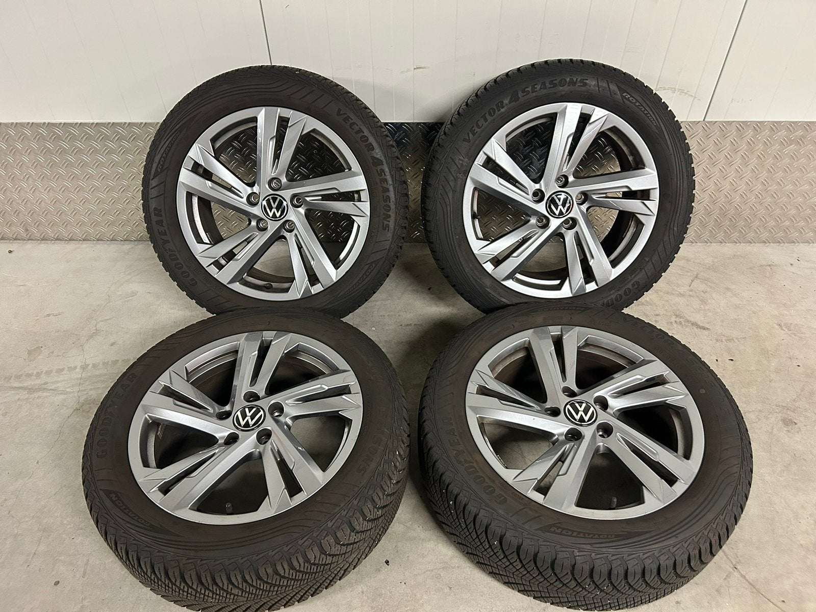 Originele VW T-Roc Valencia 17 inch  GoodYear All Season, Ophalen, Banden en Velgen, 17 inch, All Season