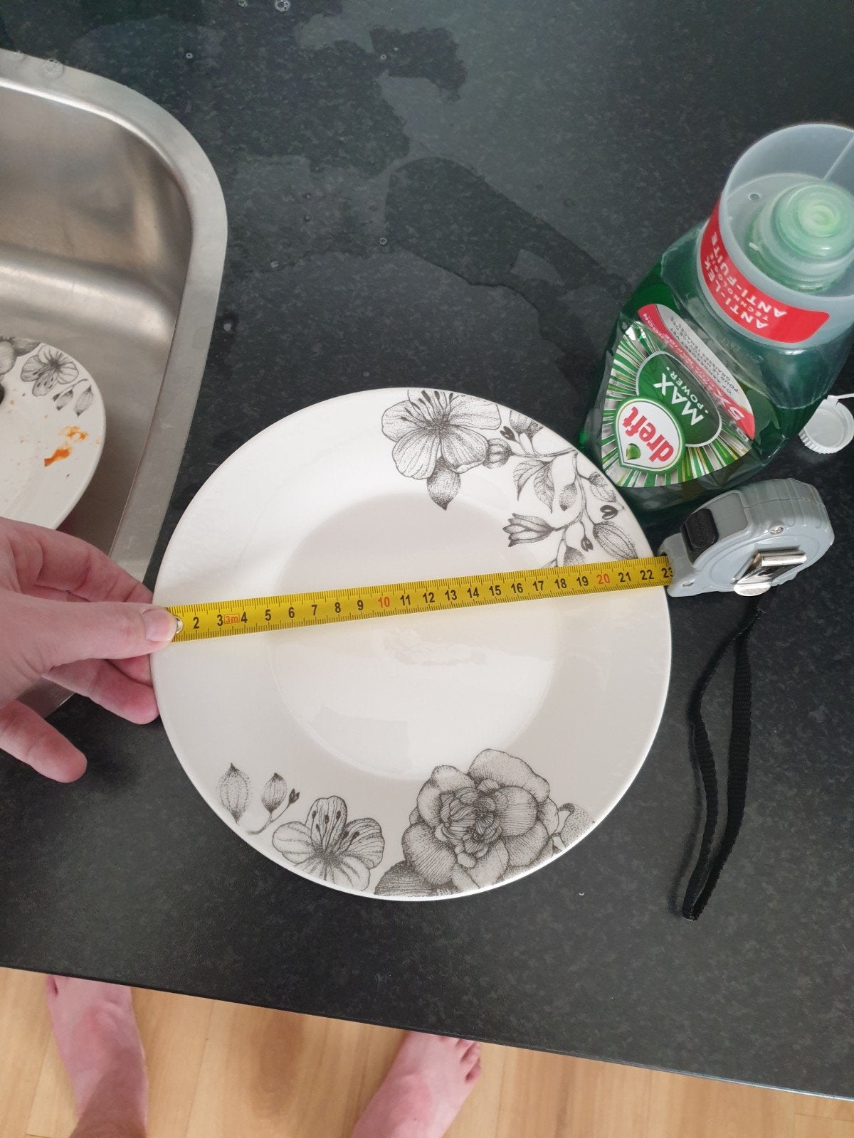 Wit bord met bloemmotief - 22 cm, Huis en Inrichting, Keuken | Servies, Ophalen, Gebruikt, Keramiek, Bord(en)