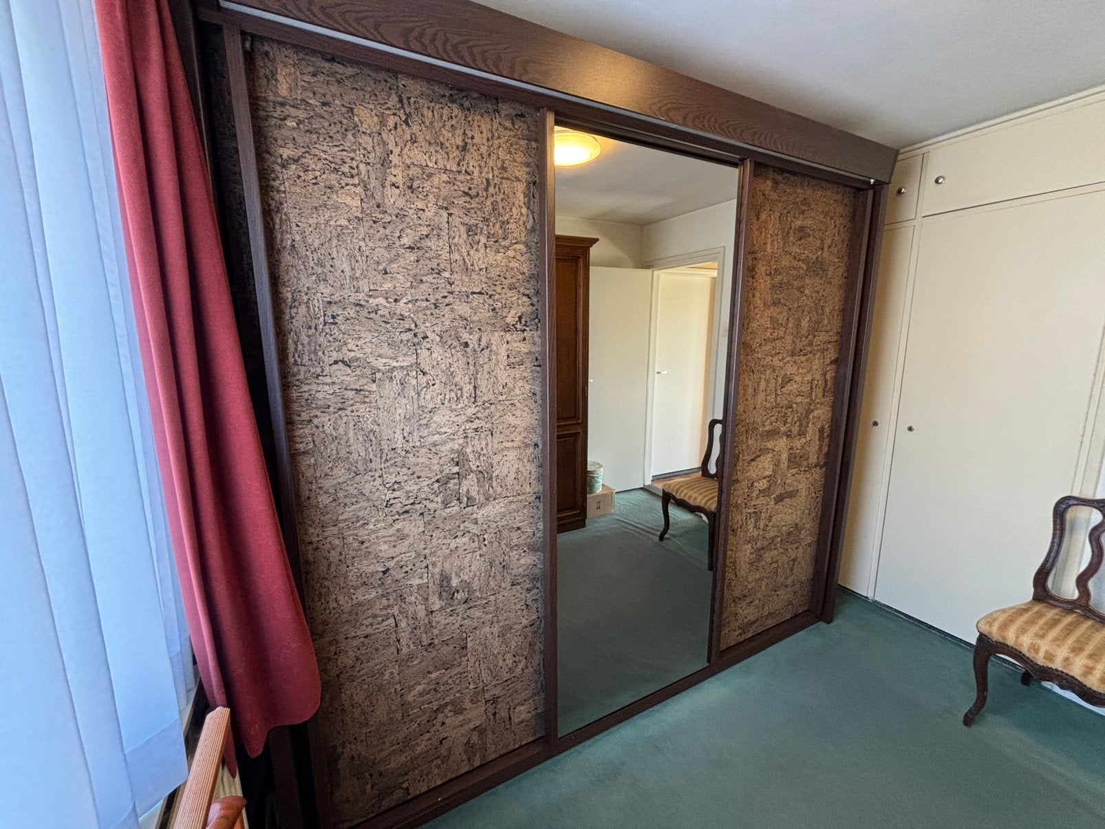 Grote ruime degelijke kledingkast met spiegel (gratis afhaal, Huis en Inrichting, Kasten | Kledingkasten, Ophalen, Met deur(en)