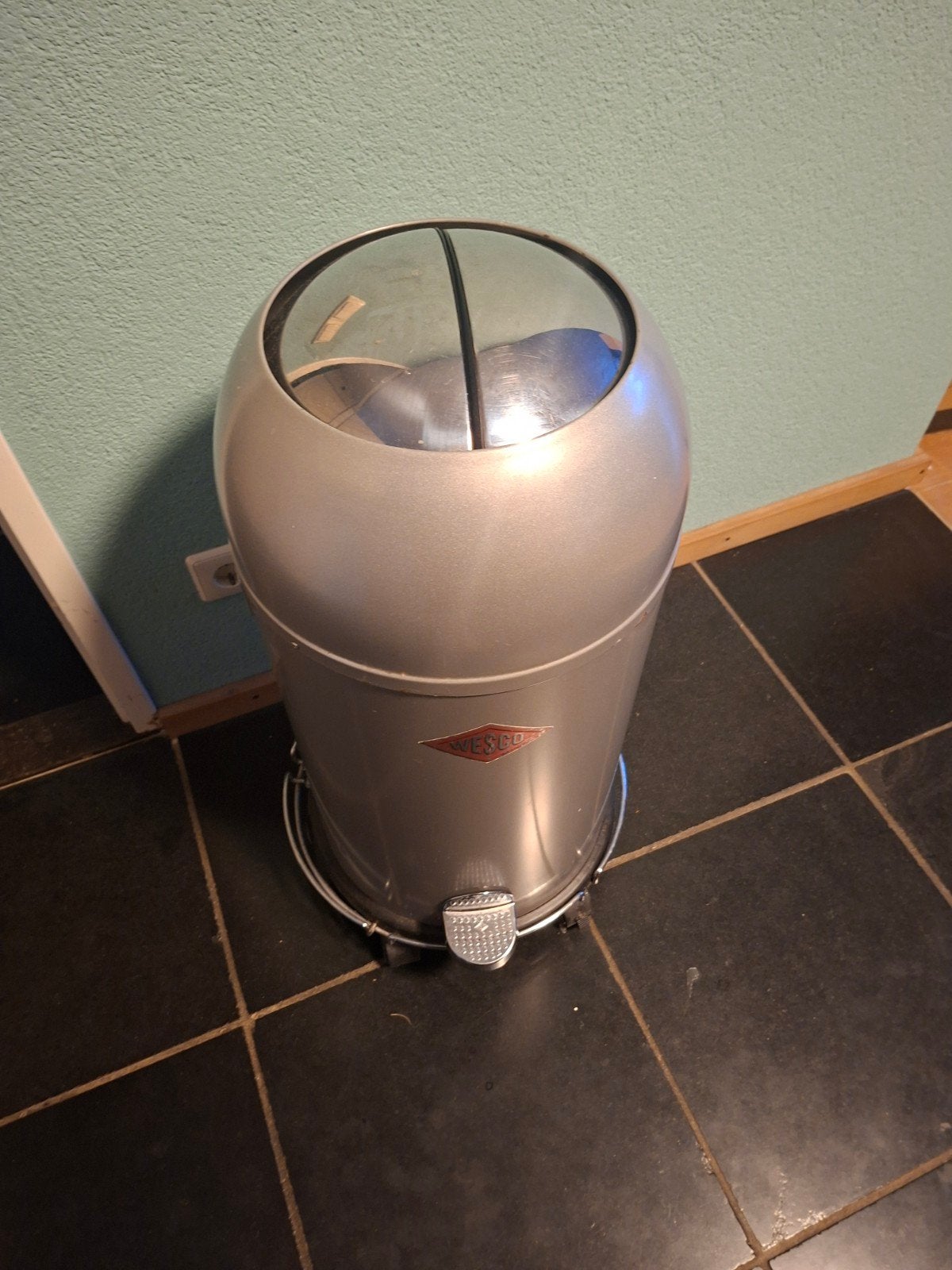 Wesco mat RVS prullenbak 40 liter incl onderstelsel met wiel, 50 – 75, Gebruikt, Met pedaal, 40 liter of meer
