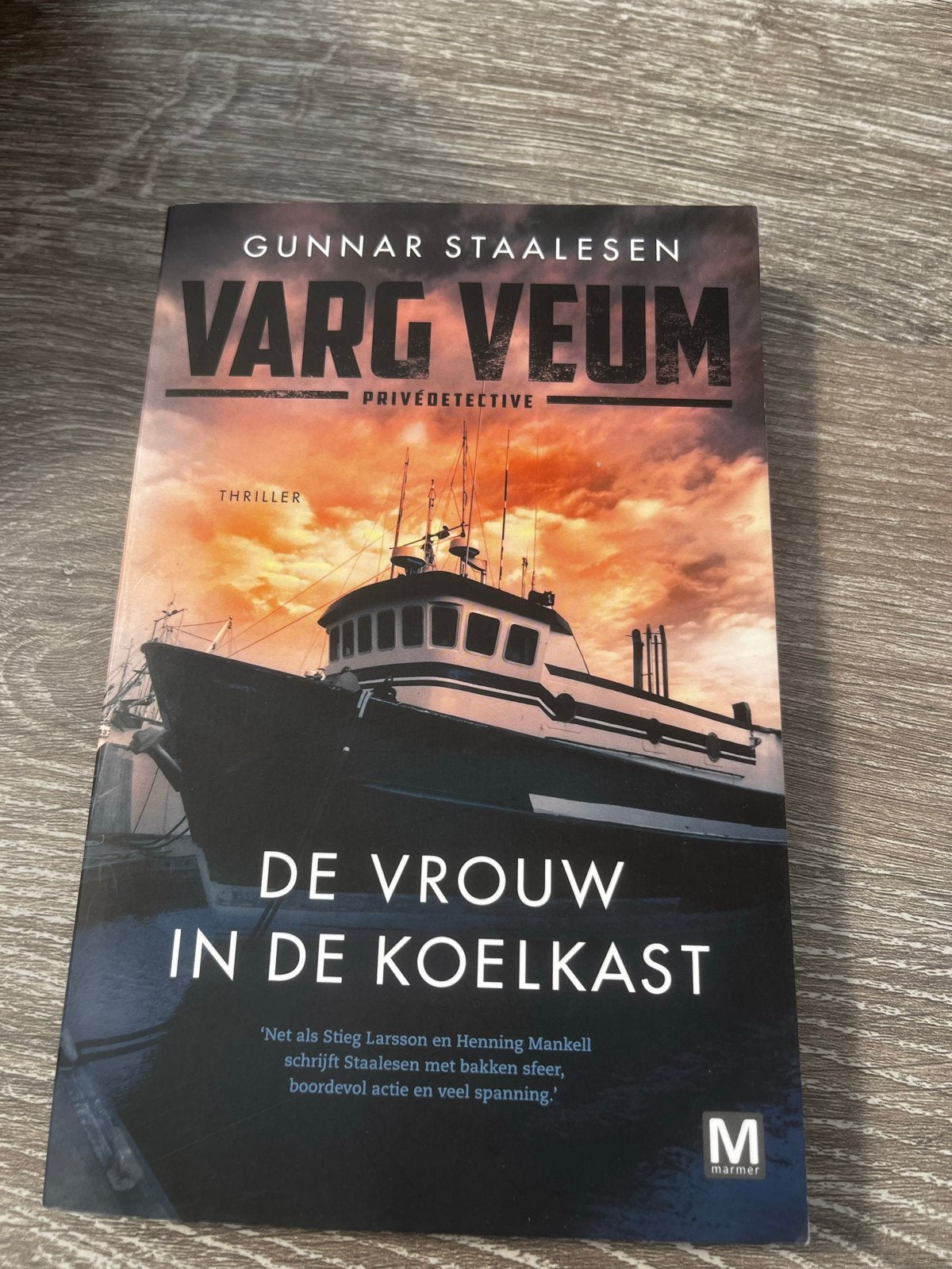 Varg Veum: De Vrouw in de Koelkast - Gunnar Staalesen, Boeken, Ophalen of Verzenden, Zo goed als nieuw, Scandinavië