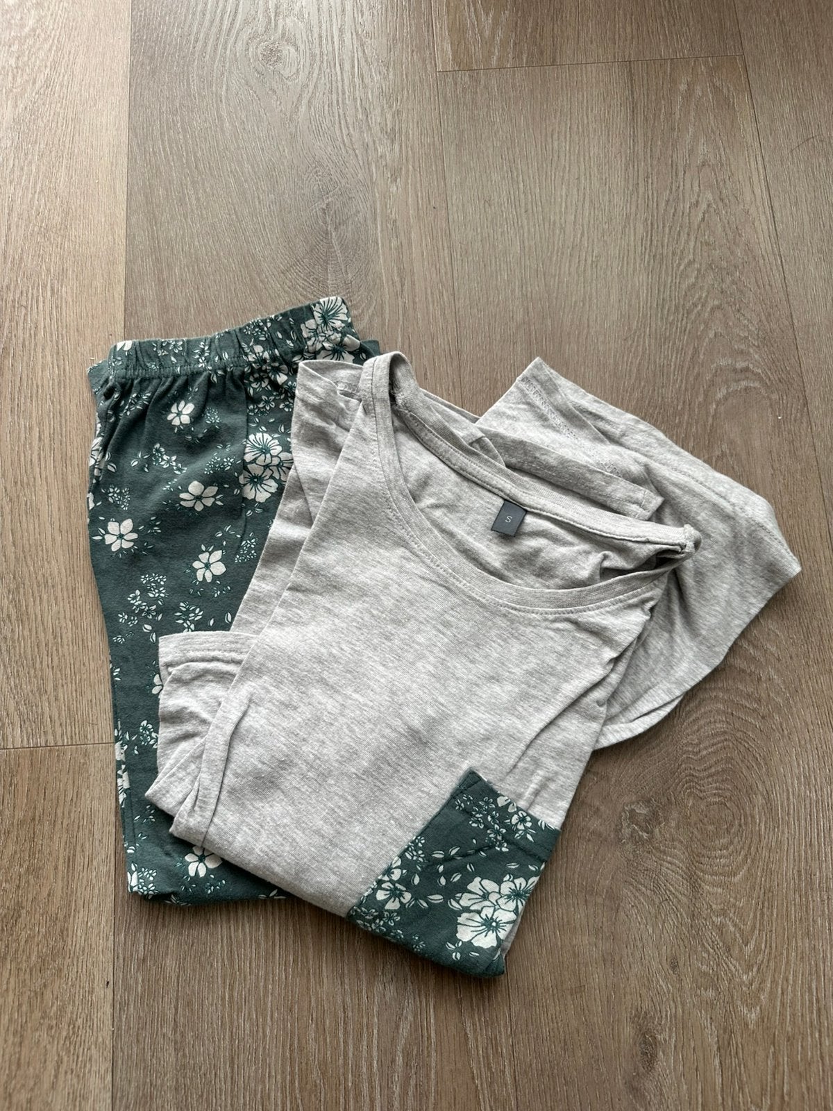 Pyjama grijs en met bloemenprint, maat s, Kleding | Dames, Pyjama's, Ophalen of Verzenden, Zo goed als nieuw