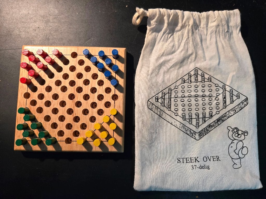 Houten 37-delig Solitaire spel, Halma "Steek Over". '70-'80, Drie of vier spelers, Ophalen, Gebruikt, Beleduc