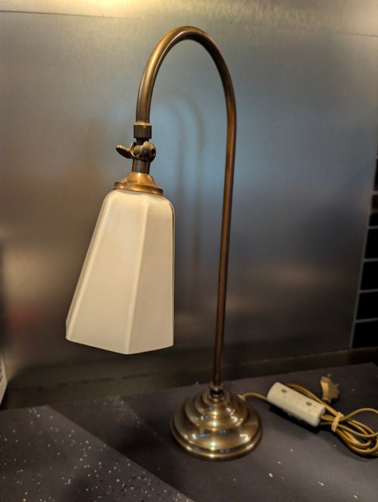 herda Art Deco Tafellamp met Glazen Kap messing voet, Ophalen of Verzenden