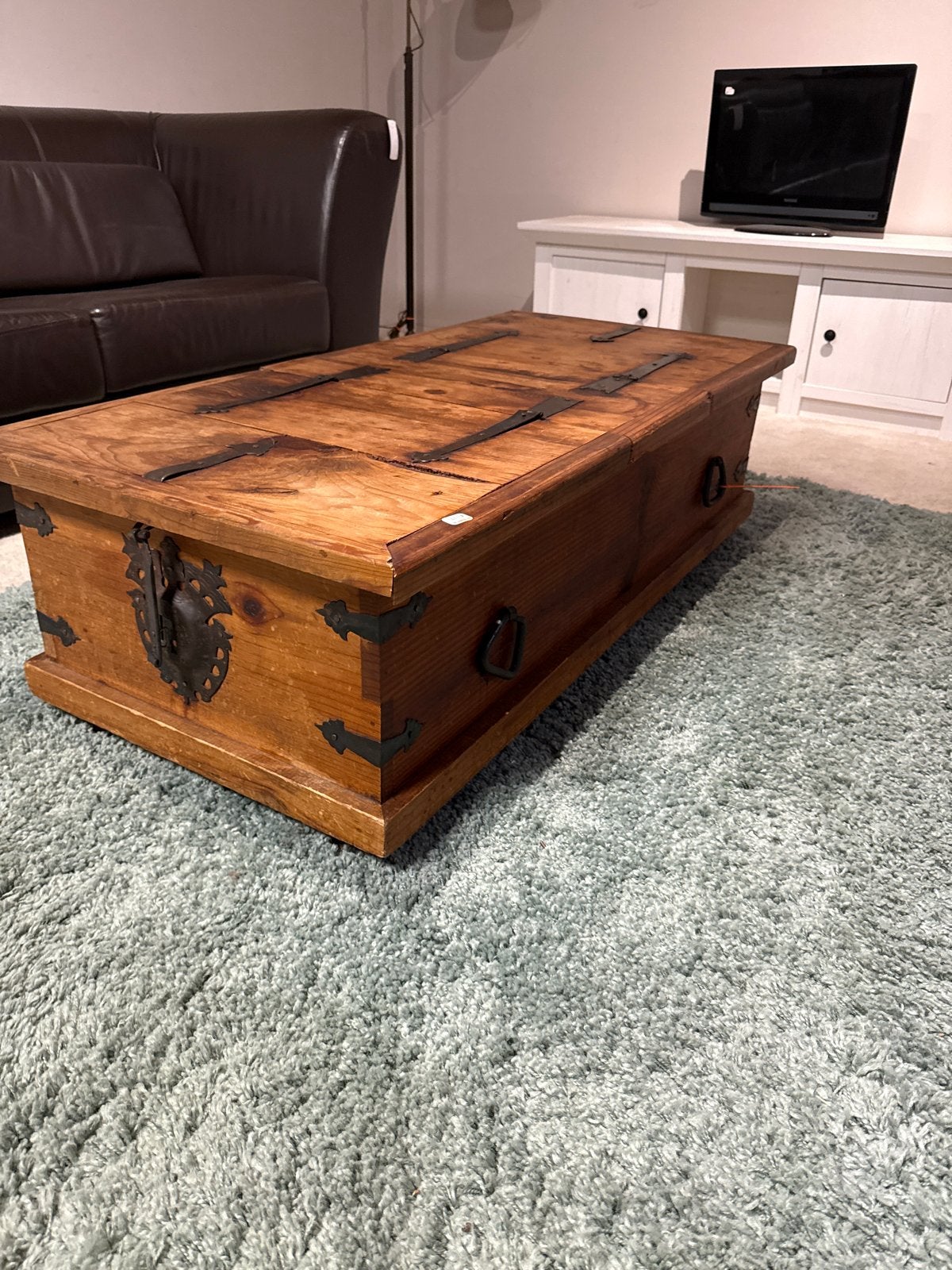 Vintage houten salontafel / kist met metalen beslag, Gebruikt, 100 tot 150 cm, ., Grenenhout