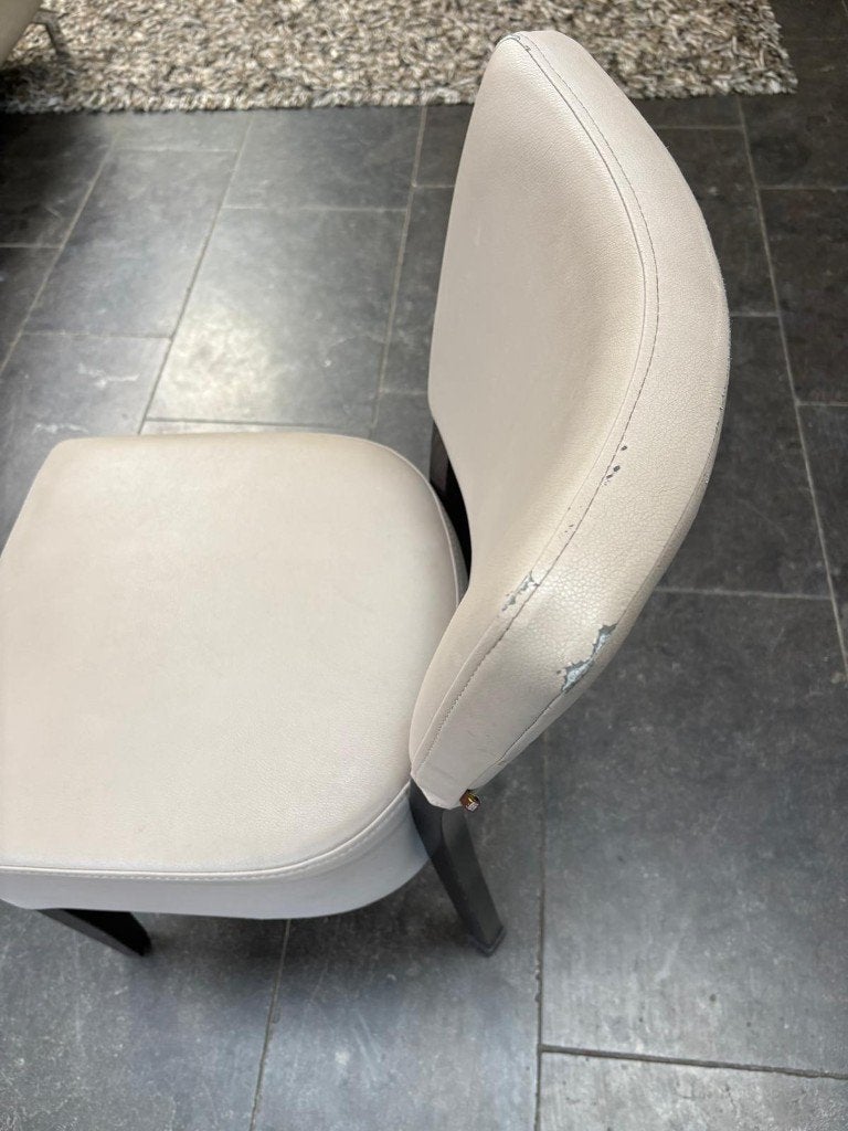 Partij 36 horecastoelen beige kunstleer donker houten poten, Huis en Inrichting, Gebruikt, Hout, Ophalen of Verzenden, Grijs