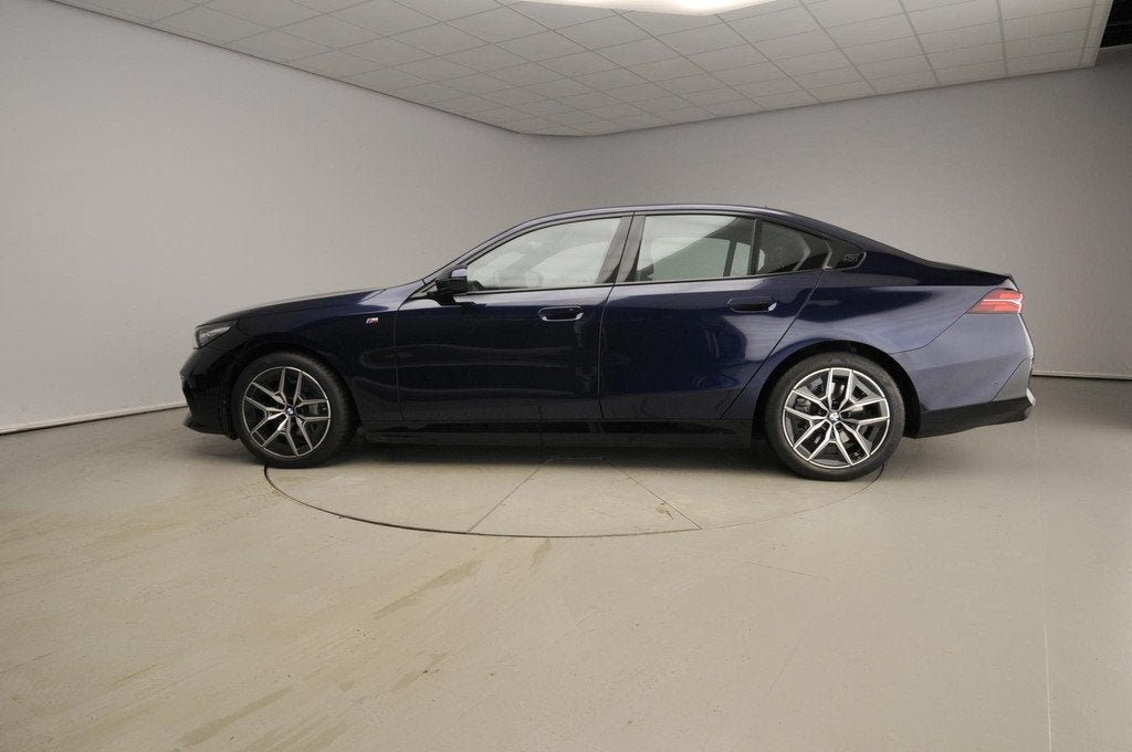 BMW i5 xDrive40 | M-Sportpakket | LED | Navigatie | Sportsto, Auto's, Automaat, Stof, Zwart, 394 pk