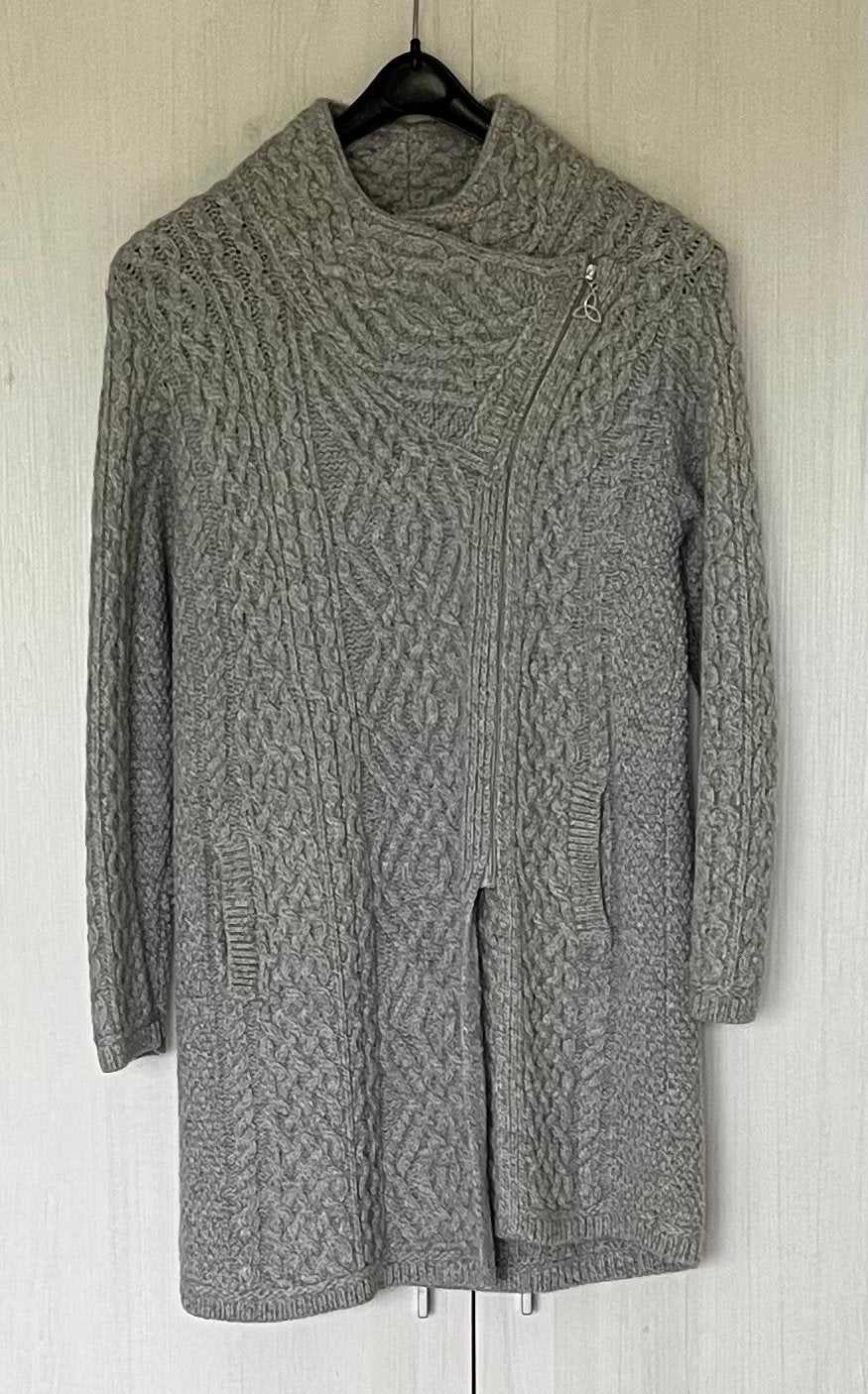 Aran Crafts Damesvest met A-symetrische sluiting. Maat L, Kleding | Dames, Ophalen of Verzenden, Gedragen, Maat 38/40 (M), Grijs