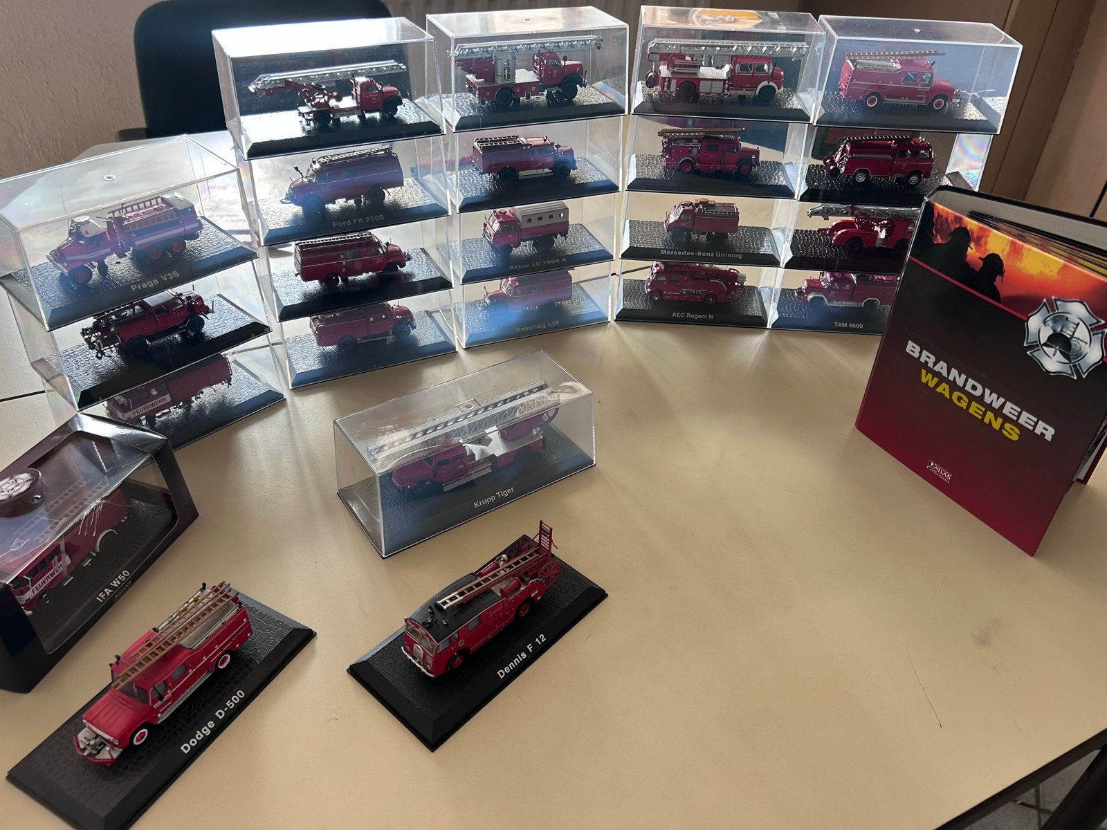 Atlas editions Brandweerwagens 1:72 Modelauto's met Boek, Hobby en Vrije tijd, Overige merken, 1:50 of kleiner, Ophalen of Verzenden