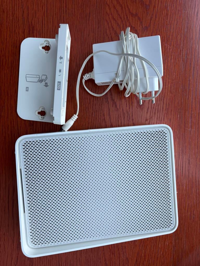 Ziggo Connectbox Router met modem - Zo goed als nieuw, Computers en Software, Routers en Modems, Ophalen of Verzenden, Zo goed als nieuw