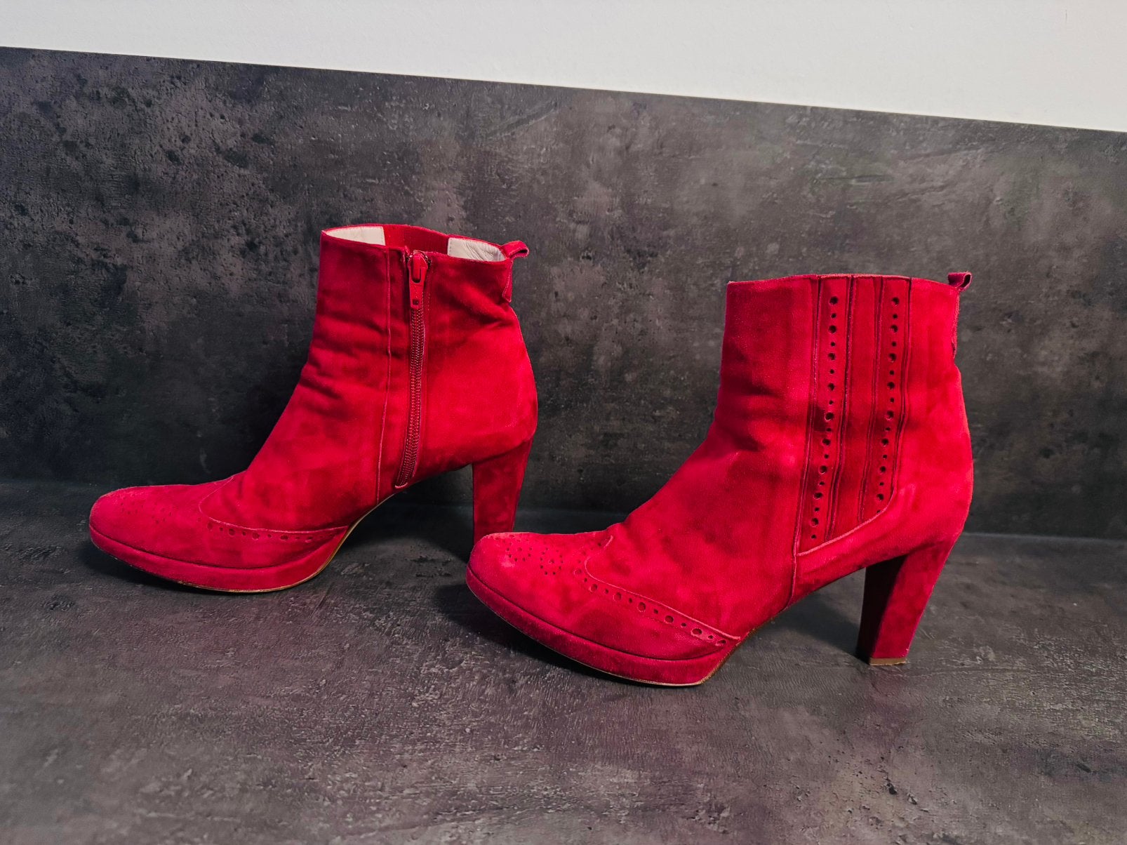 Lilian leuke rode suede enkellaarsjes maat 40,5, Verzenden, Lage of Enkellaarzen, Gedragen, Rood
