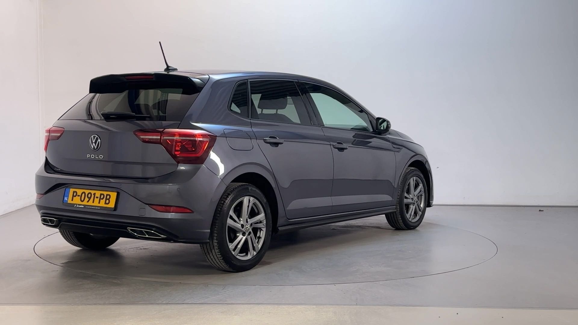 Volkswagen Polo 1.0 TSI R-Line Business Navigatie Parkeersen, Auto's, Voorwielaandrijving, Gebruikt, 1072 kg, Alcantara