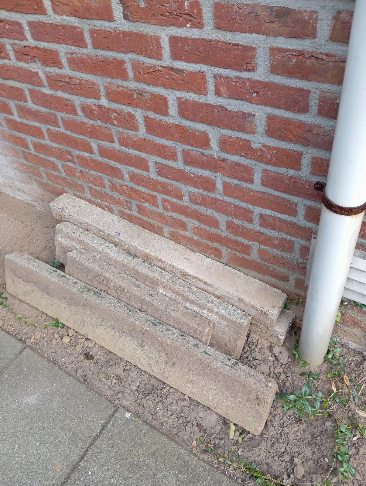 GRATIS betonnen stoepbandjes en 2 betonnen paaltjes, Ophalen of Verzenden, Overige materialen