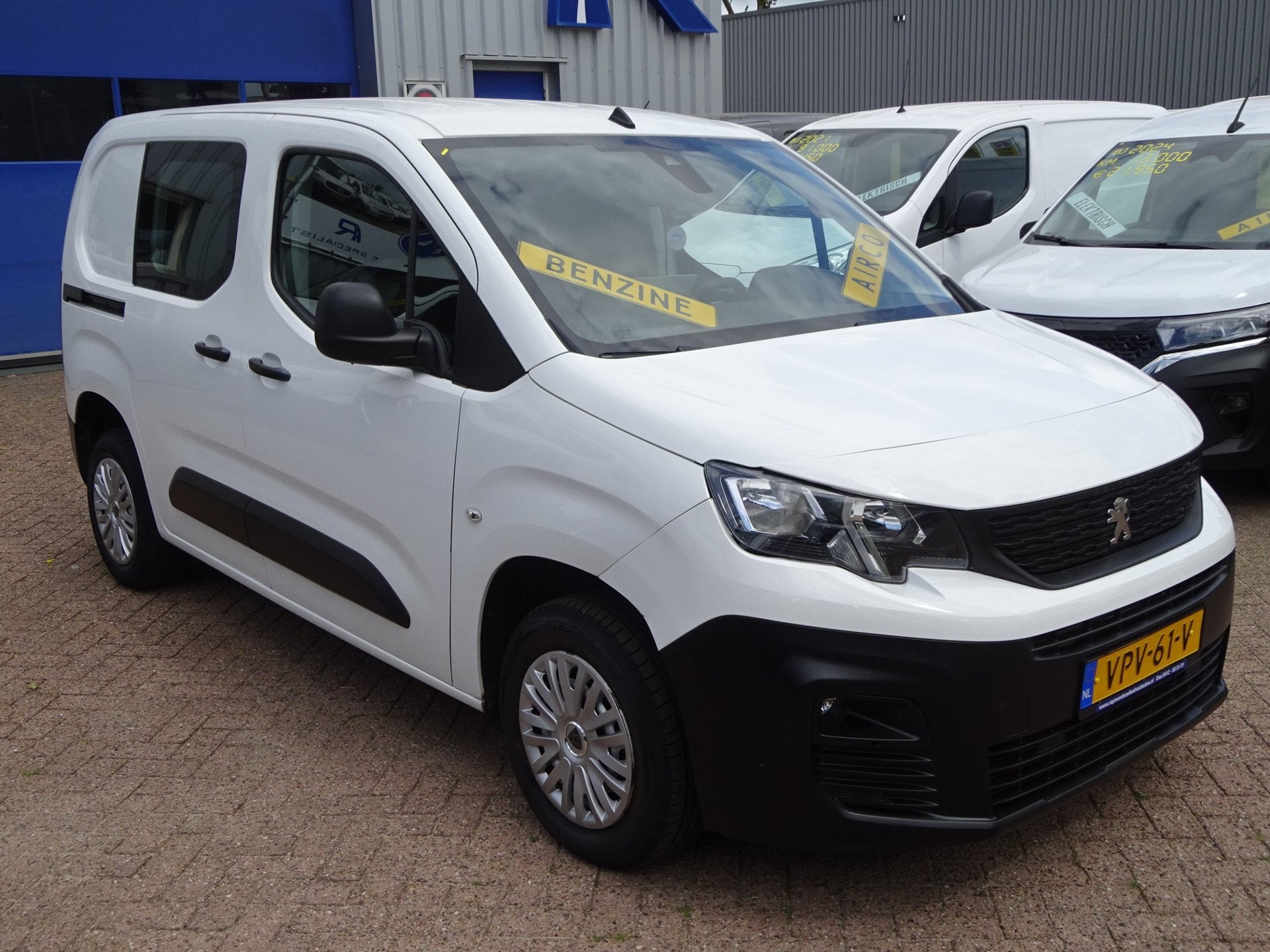 Peugeot Partner 1.2 PureTech Pro BENZINE AIRCO NAVI CRUISE C, Auto's, Voorwielaandrijving, Gebruikt, 1199 cc, Wit