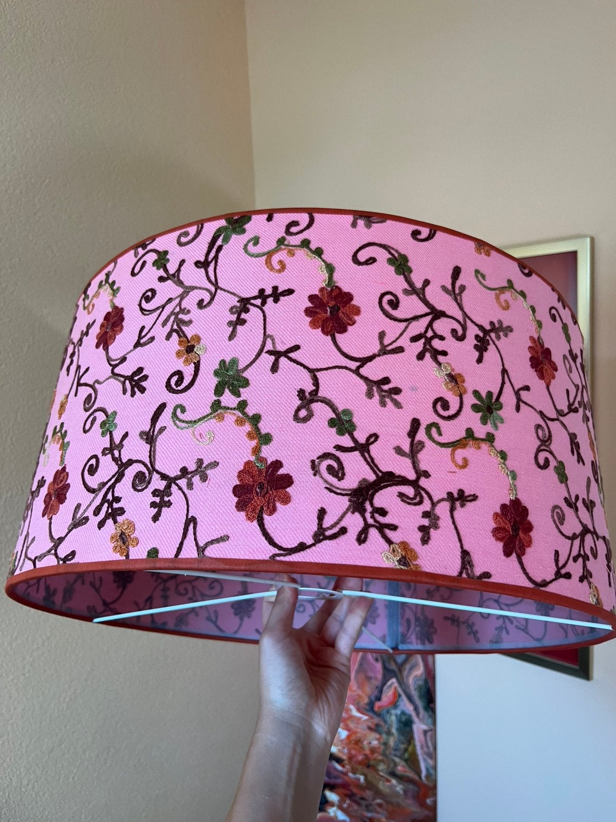 Grote roze lampenkap borduursels bloemen upcycle, Huis en Inrichting, Lampen | Lampenkappen, Ophalen, Zo goed als nieuw, Roze