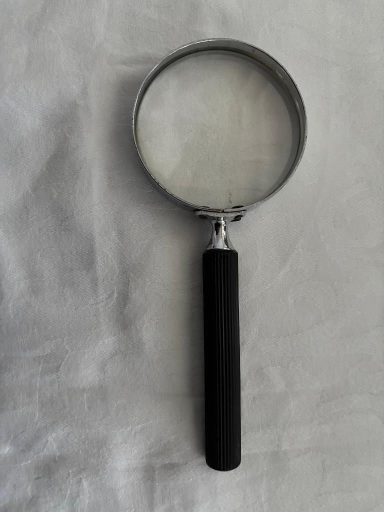 Vintage loep met metalen montuur en zwart kunststof handvat., Ophalen of Verzenden