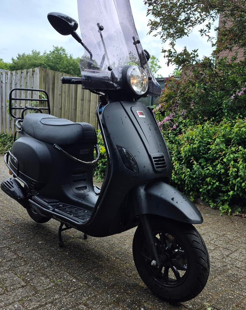 Vespa Look Snorscooter BLACK ON BLACK KILOMETERSTAND 3276, Fietsen en Brommers, Snorfietsen en Snorscooters, Zo goed als nieuw