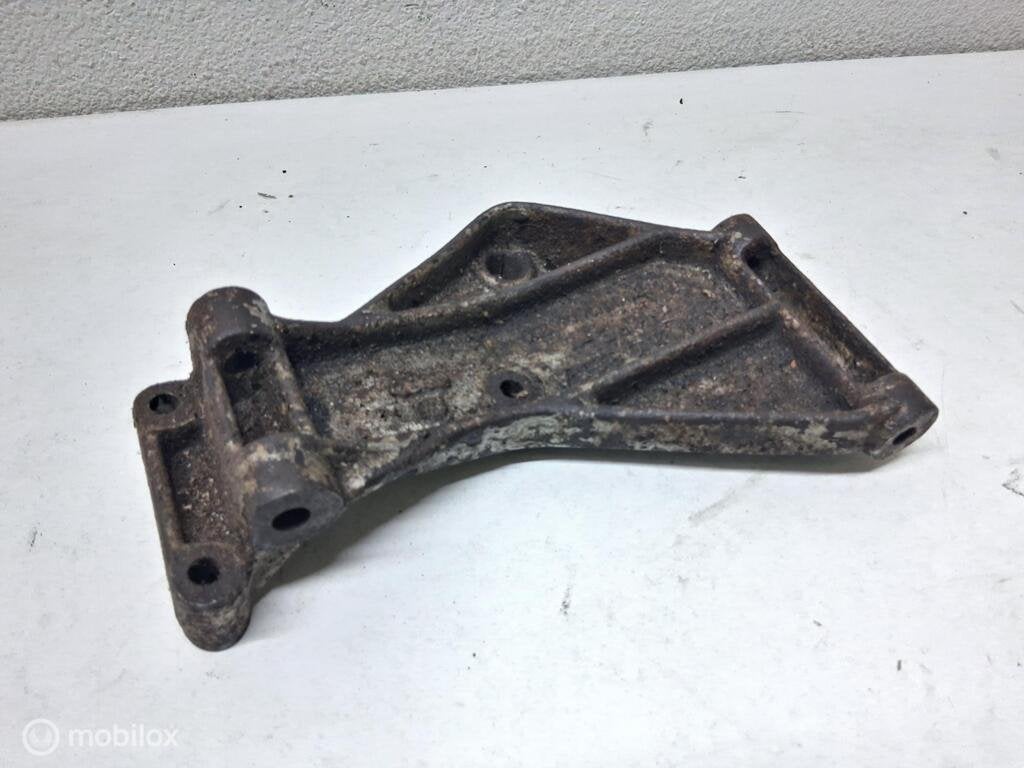 Dynamo steun Vw Golf II ('82-'92) 051260885A, Gebruikt, Volkswagen, Ophalen of Verzenden, Volkswagen
