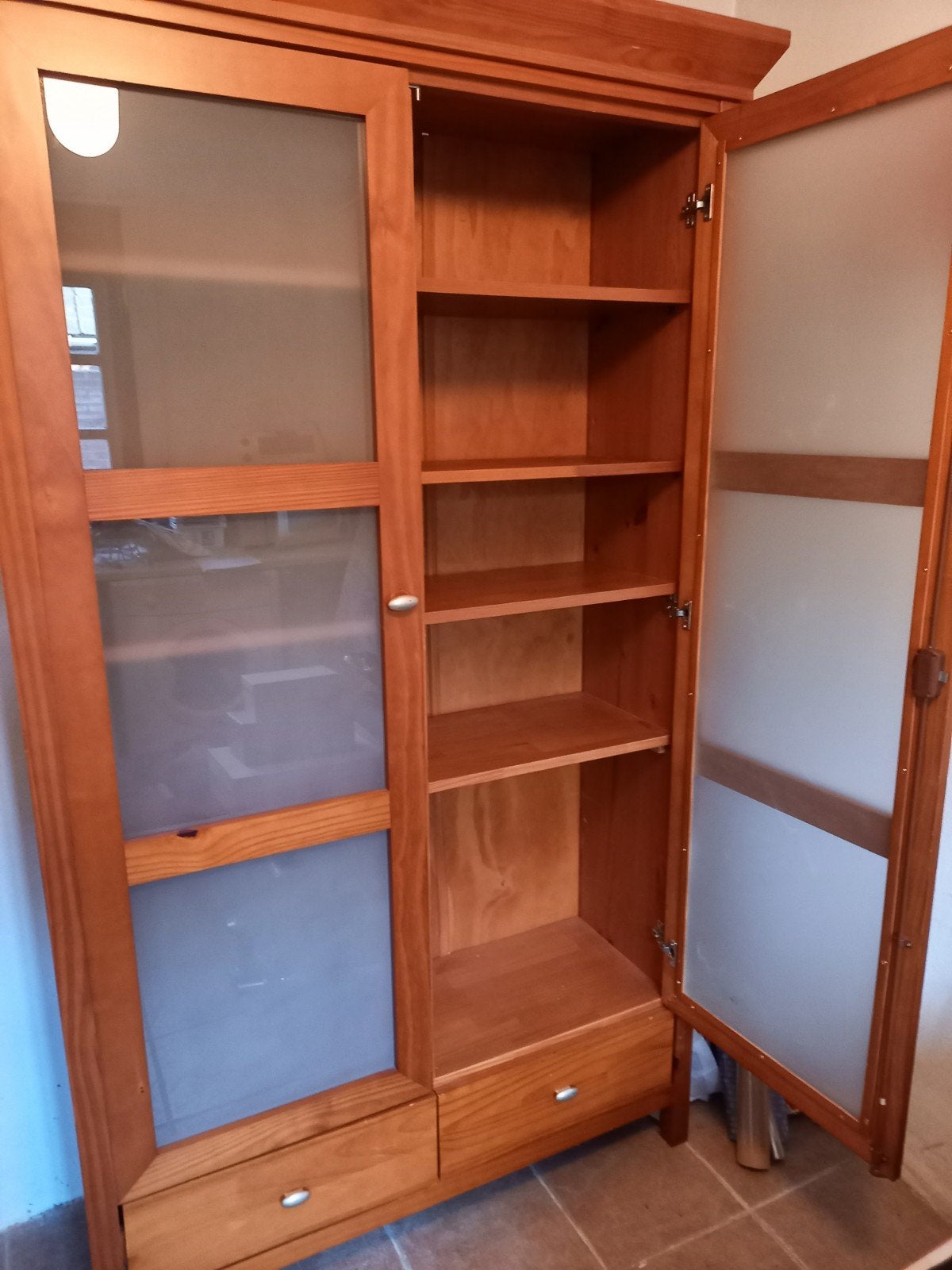 Houten vitrinekast met glazen deuren en 2  lades, Ophalen, Gebruikt, 100 tot 150 cm, Met lade(s)