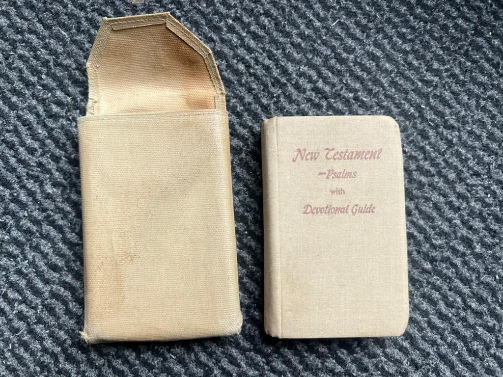 WO2 Amerikaanse bijbel in tasje op naam met orig OD cover 43, Verzamelen, Militaria | Tweede Wereldoorlog, Amerika, Ophalen of Verzenden