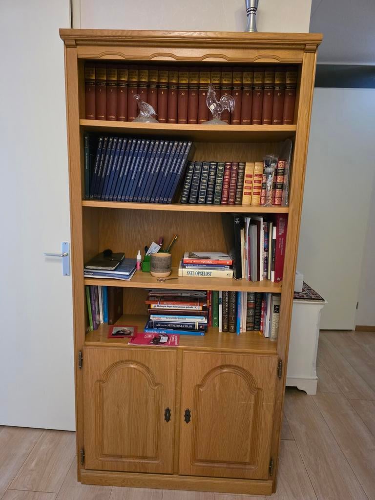 Klassieke eikenhouten boekenkast met deuren, Huis en Inrichting, Kasten | Boekenkasten, Ophalen of Verzenden