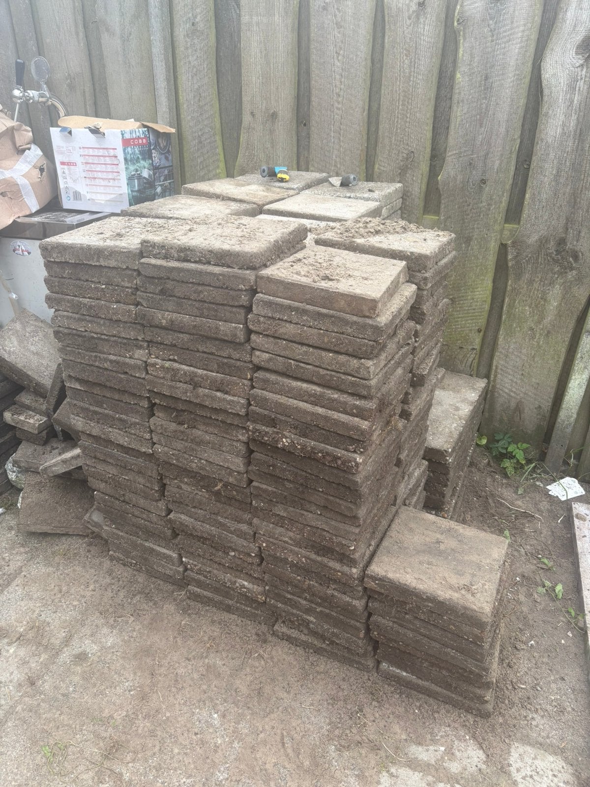 Gratis afhalen +/- 250 30x30 tegels, Ophalen, Zo goed als nieuw, Beton, Terrastegels