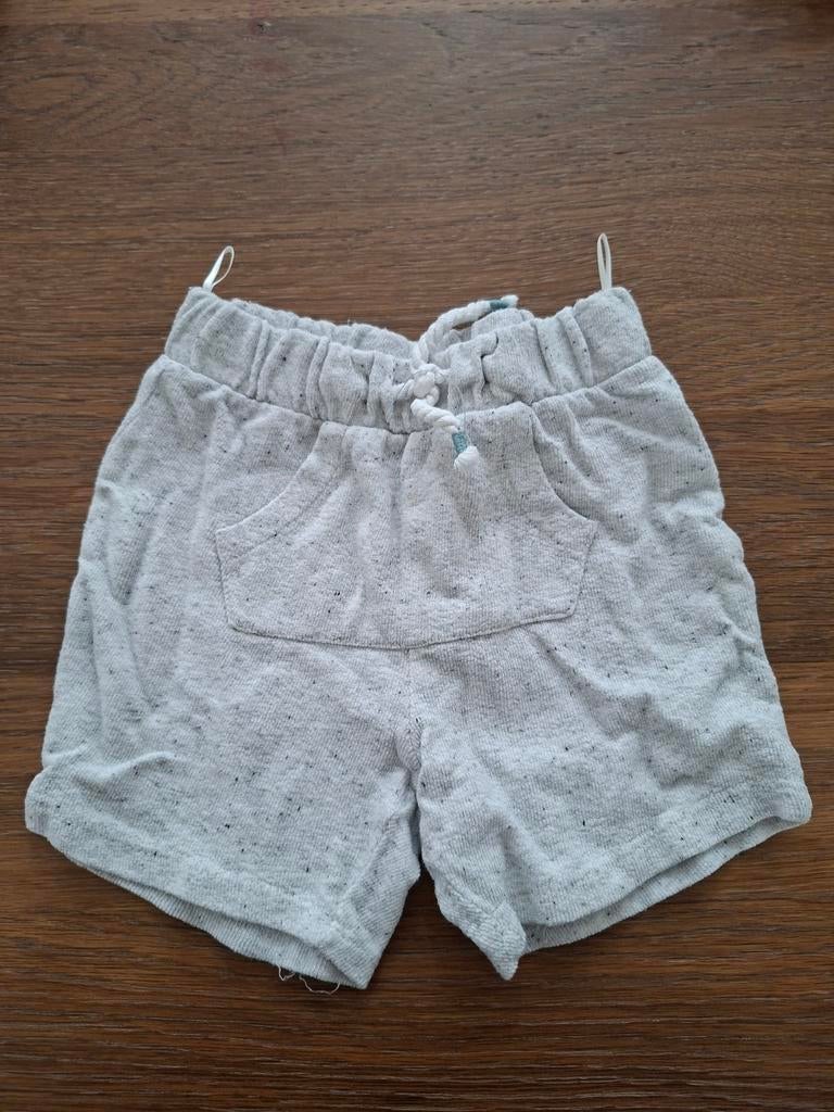 Lichtgrijze short C&A maat 92 - zo goed als nieuw, Kinderen en Baby's, Kinderkleding | Maat 92, Broek, C&A, Ophalen of Verzenden