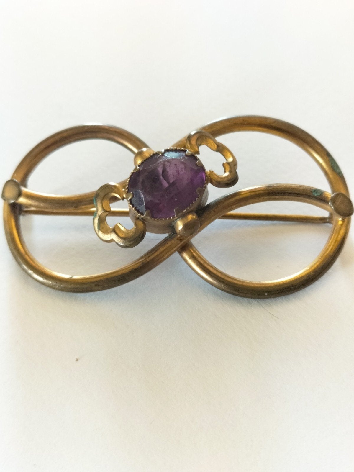 Antieke Vergulde Broche met Amethist Steen, Verzenden, Overige materialen, Broche, Met edelsteen