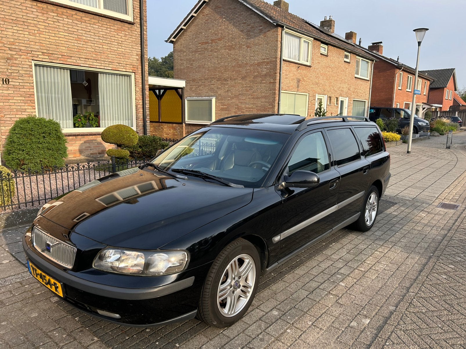 Volvo V70 2.3 T5 250pk | Automaat | Youngtimer | Lees tekst!, Auto's, 1800 kg, Zwart, Zwart, 93 €/maand