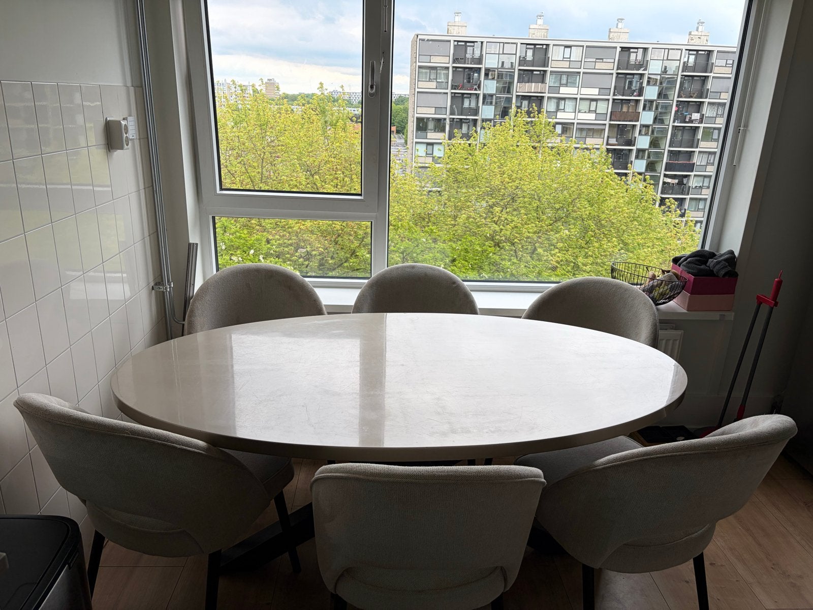Moderne ovale eettafel met spinnenpoot, Huis en Inrichting, Tafels | Eettafels, 150 tot 200 cm, Ophalen of Verzenden, Zo goed als nieuw