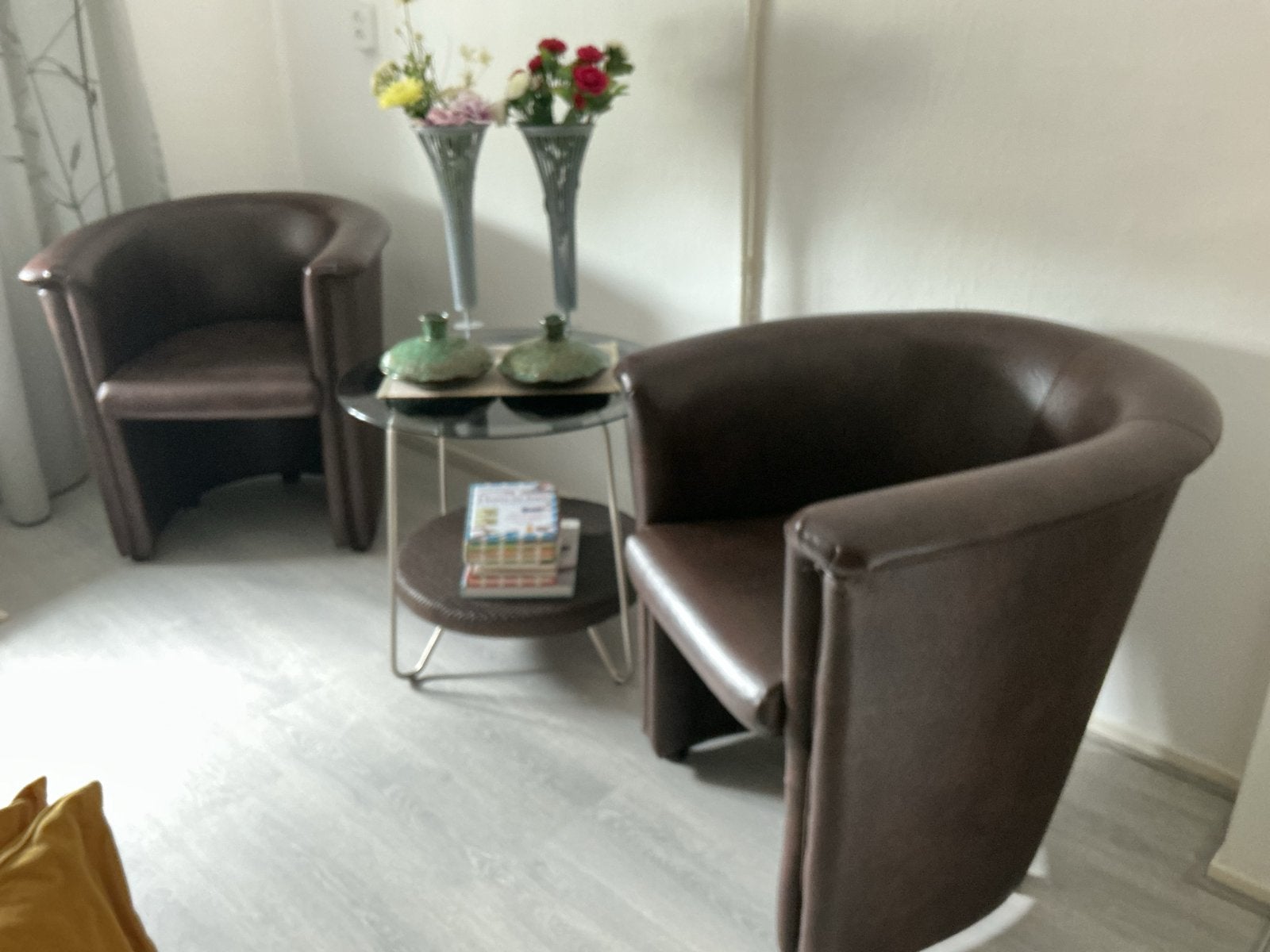 Twee bruine leren fauteuils met salontafel, Huis en Inrichting, Stoelen, Ophalen, Gebruikt, Twee, Bruin