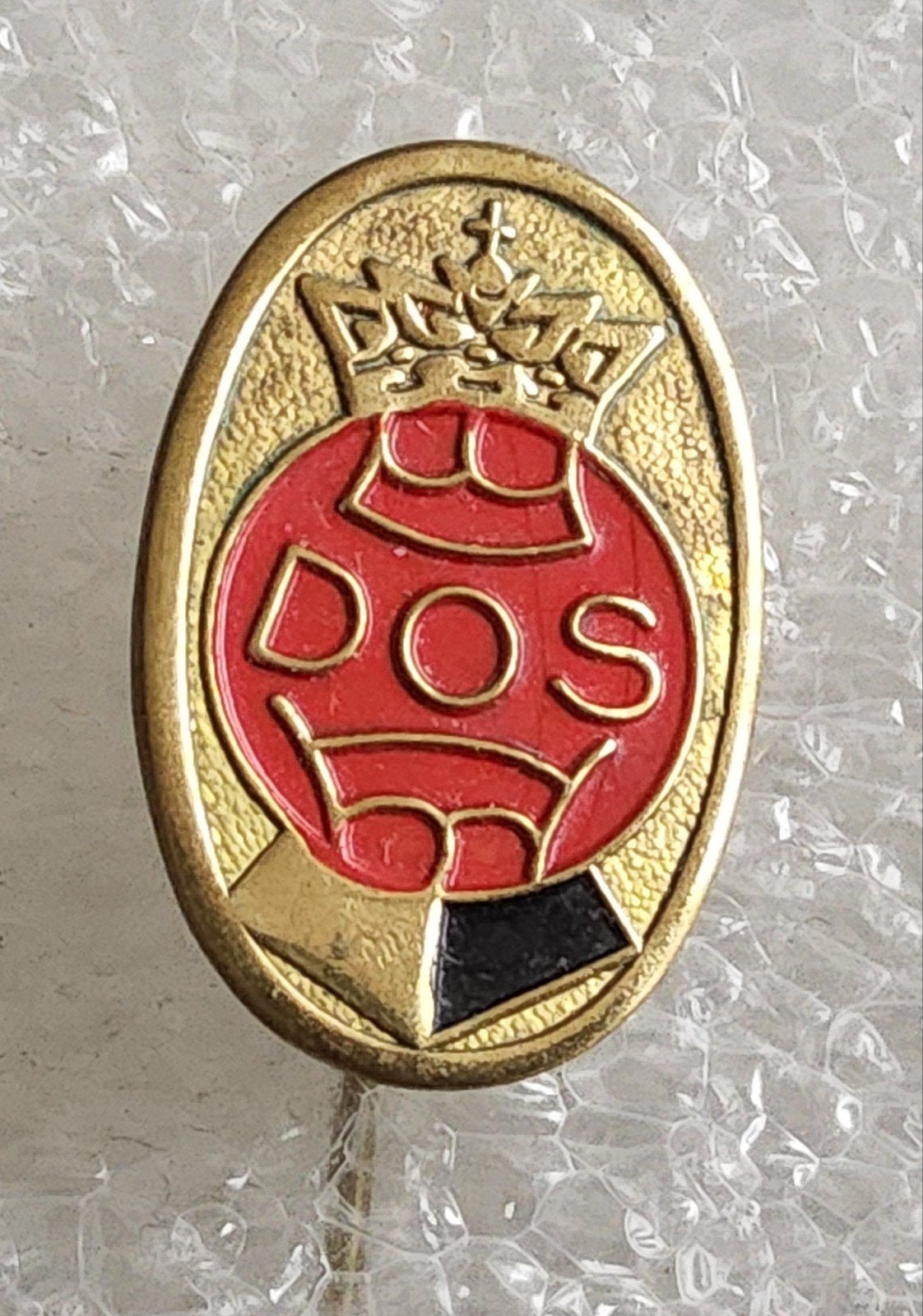 Vintage DOS Voetbal Speldje - Rood/Goud, Ophalen of Verzenden, Gebruikt, Sport, Speldje of Pin