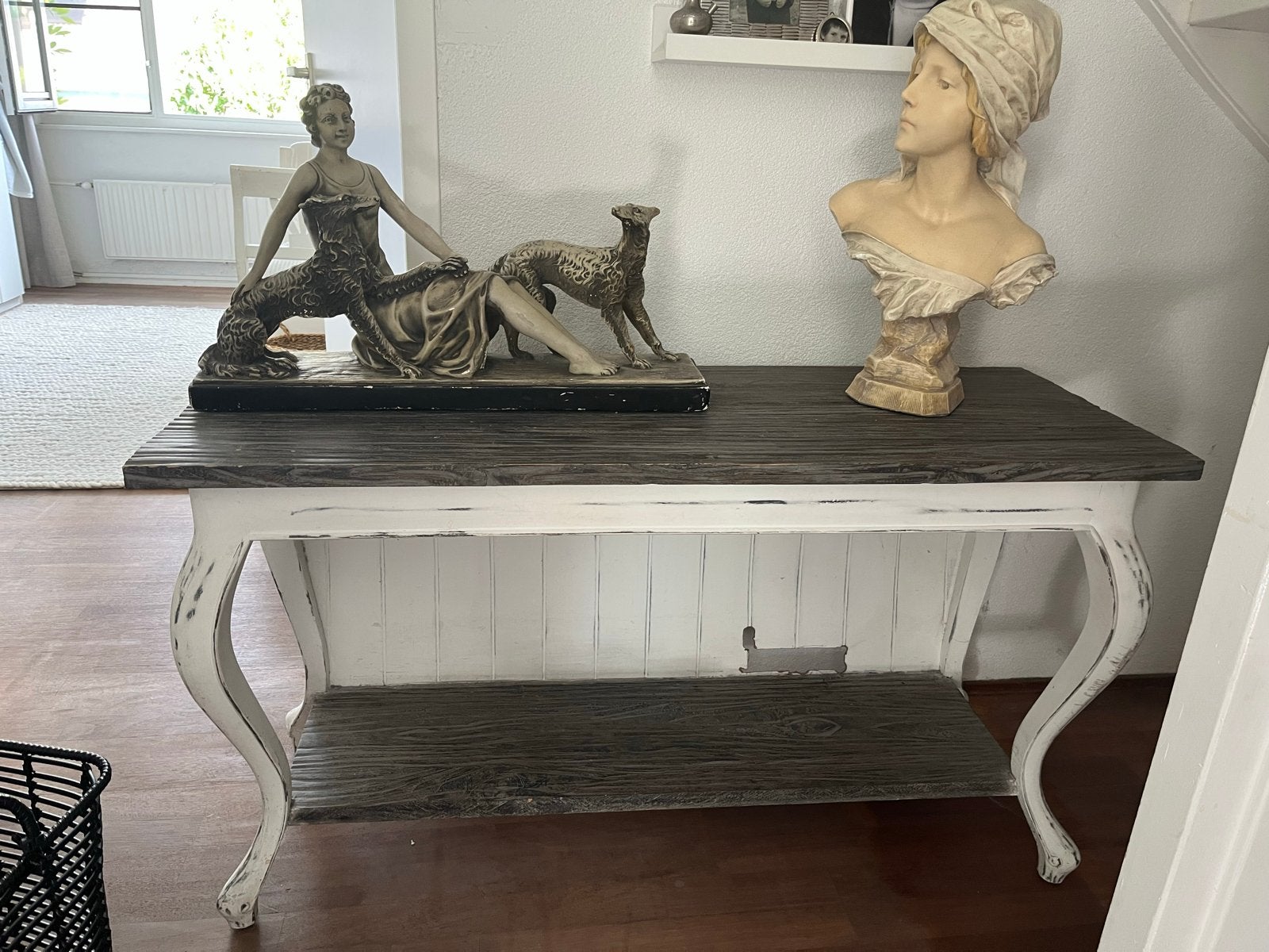 Decoratieve houten sidetable met sierlijke poten, Ophalen, Gebruikt, 100 tot 150 cm, Tot twee personen