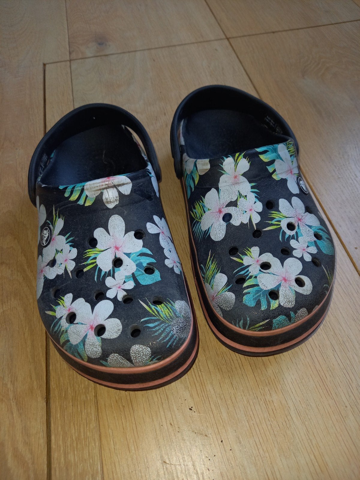 Crocs Klompen met Bloemenprint - Maat 37/38, Slippers, Zwart, Ophalen of Verzenden, Zo goed als nieuw