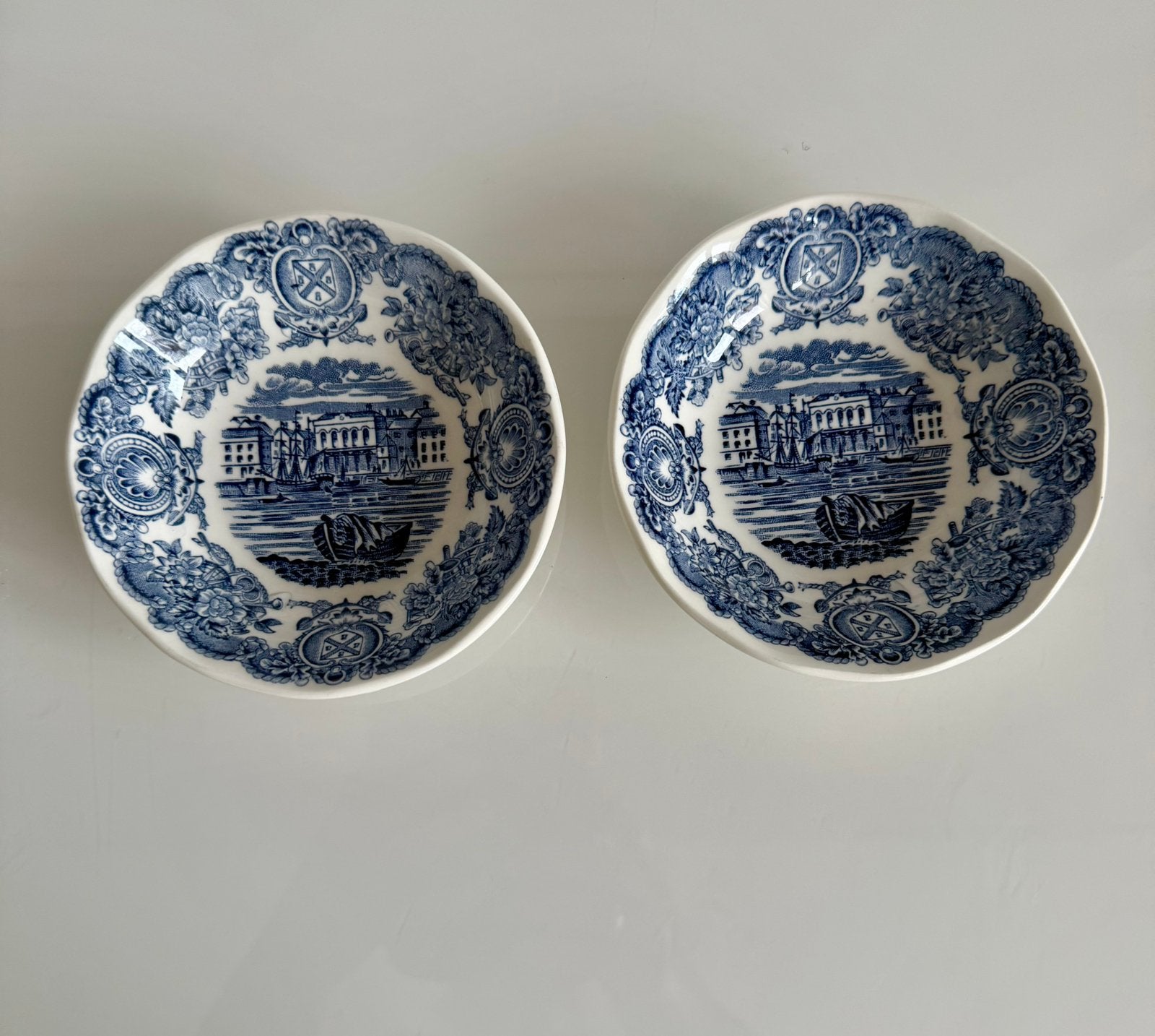 2 Vintage Engelse blauw-witte schaaltjes Port of Plymouth, Verzenden, Overige stijlen, Glas, Schaal of Schalen