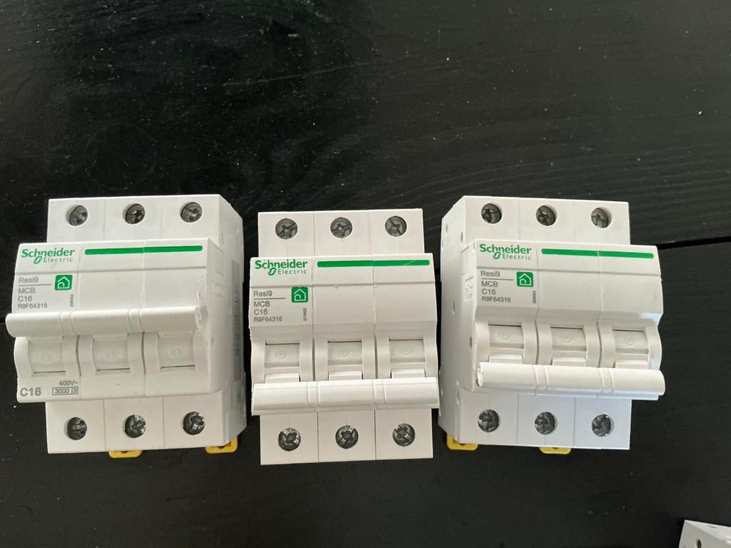 Schneider Resi9 R9F64316 MCB C16 - 3-fase automaat, Ophalen of Verzenden, Zo goed als nieuw, Schakelaar