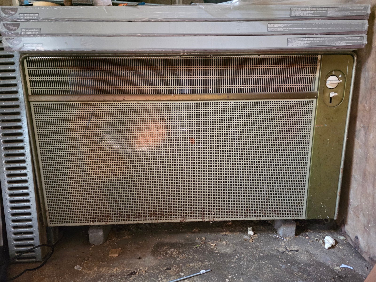 Oude gaskachel/radiator, ideaal voor decoratie of onderdelen, Ophalen, 30 tot 80 cm, Gebruikt, Kachel