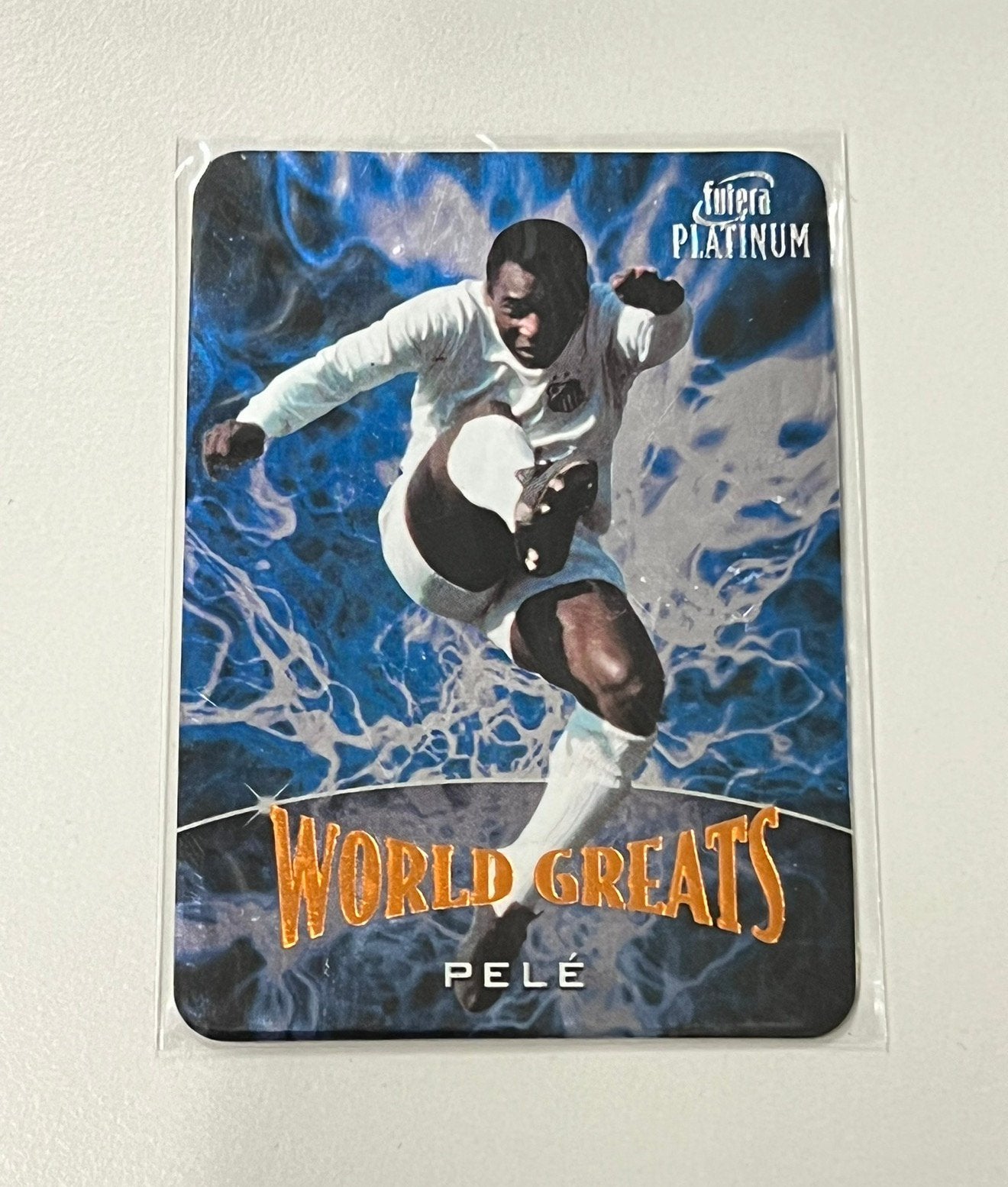 PELE Futera Platinum 01 WORLD GREATS 1318-2000 voetbal kaart, Buitenlandse clubs, Spelerskaart, Ophalen of Verzenden, Zo goed als nieuw